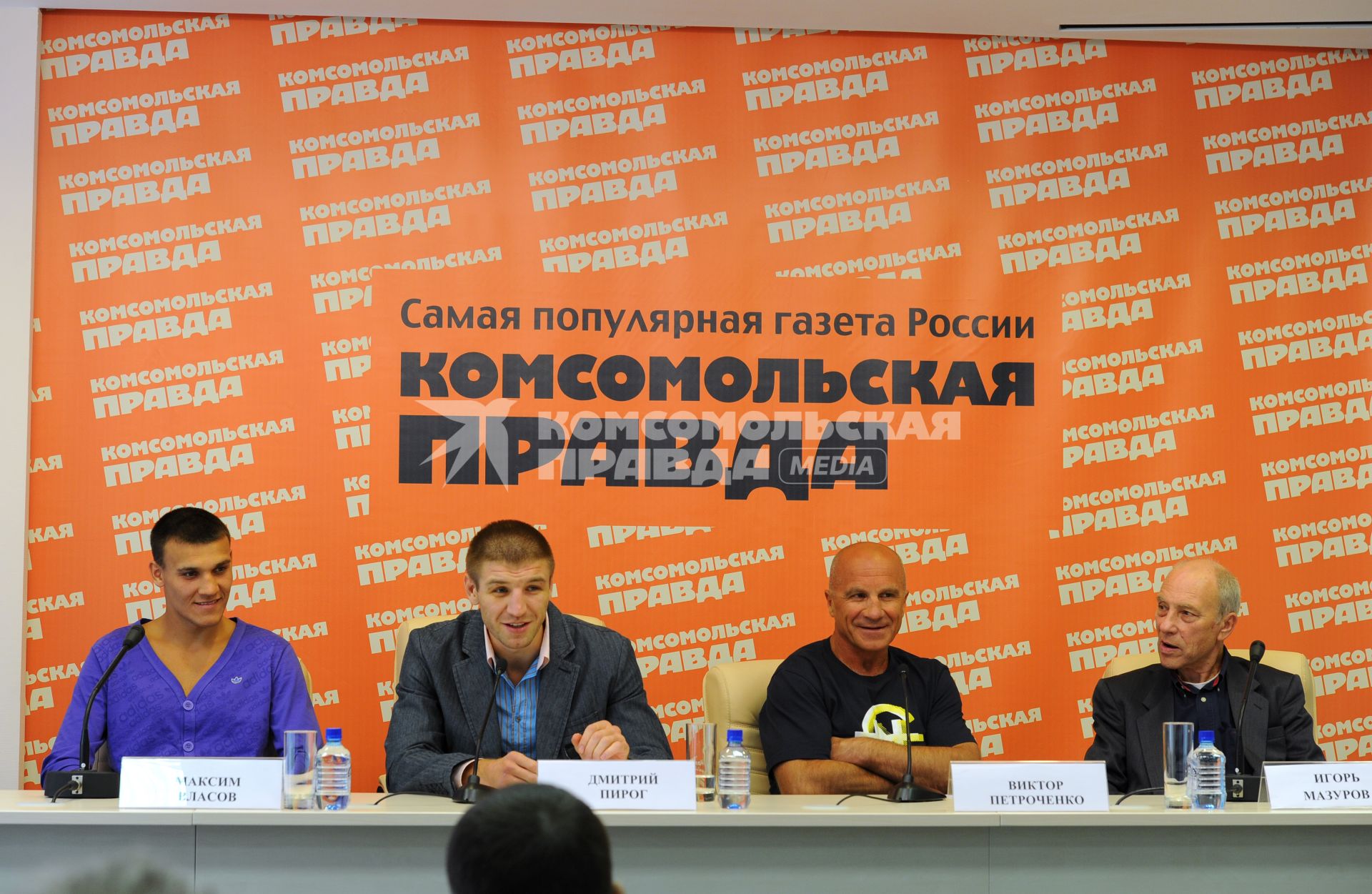 Боксер-профессионал Максим Власов, чемпион мира по боксу среди профессионалов Дмитрий Пирог, тренер  Дмитрия Пирога Виктор Петроченко и генеральный секретарь Федерации профессионального бокса России Игорь Мазуров (слева направо) в ИД КП. 28 сентября 2011 года.