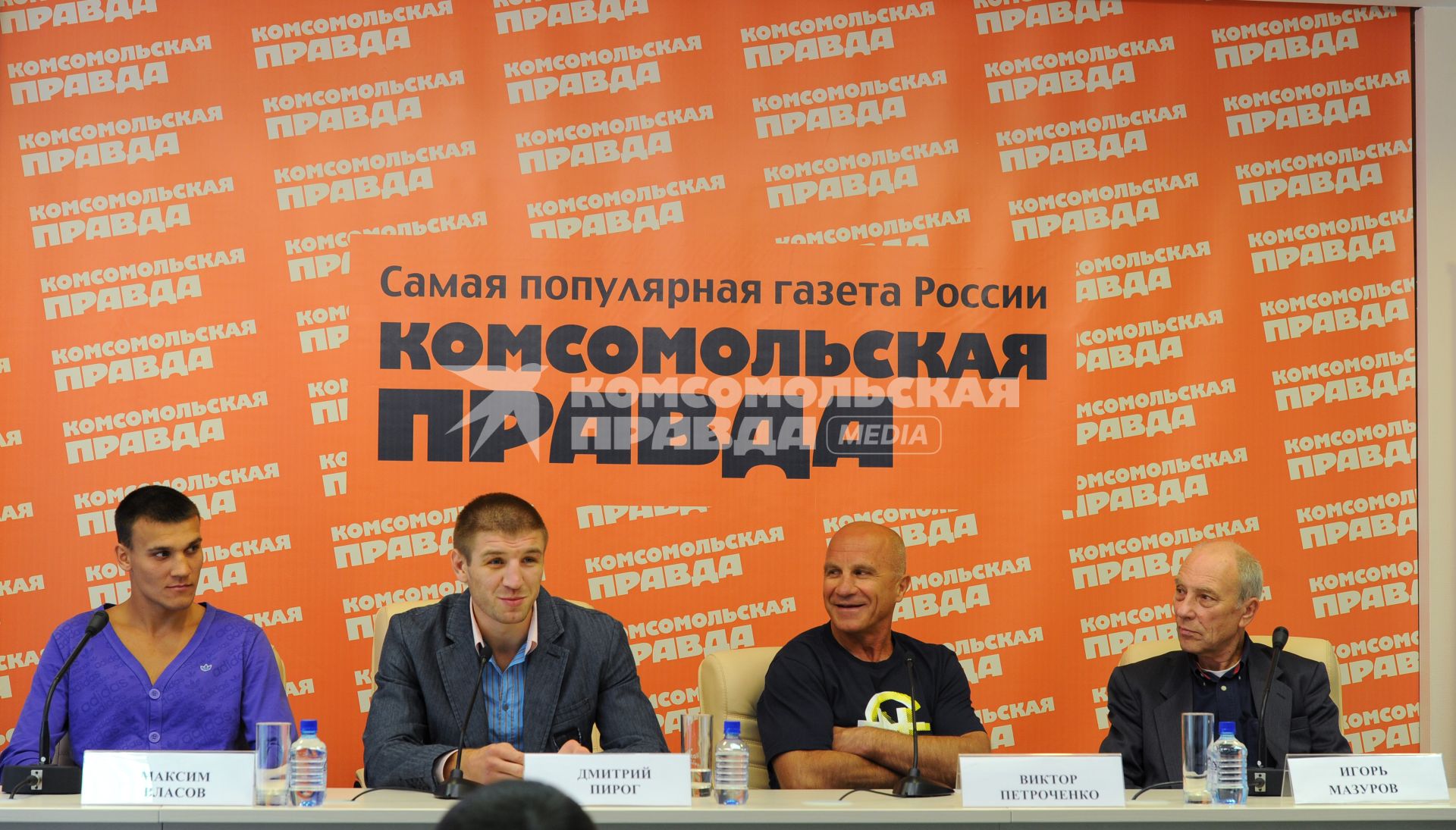 Боксер-профессионал Максим Власов, чемпион мира по боксу среди профессионалов Дмитрий Пирог, тренер  Дмитрия Пирога Виктор Петроченко и генеральный секретарь Федерации профессионального бокса России Игорь Мазуров (слева направо) в ИД КП. 28 сентября 2011 года.