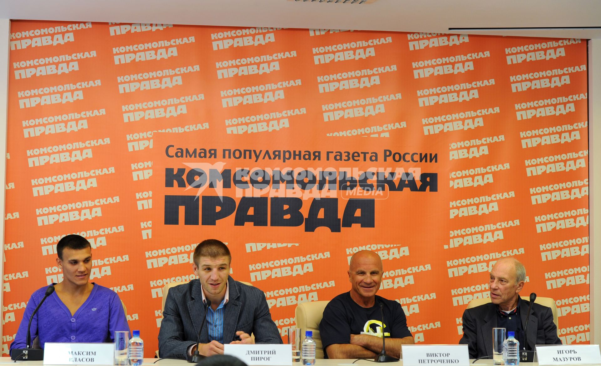 Боксер-профессионал Максим Власов, чемпион мира по боксу среди профессионалов Дмитрий Пирог, тренер  Дмитрия Пирога Виктор Петроченко и генеральный секретарь Федерации профессионального бокса России Игорь Мазуров (слева направо) в ИД КП. 28 сентября 2011 года.