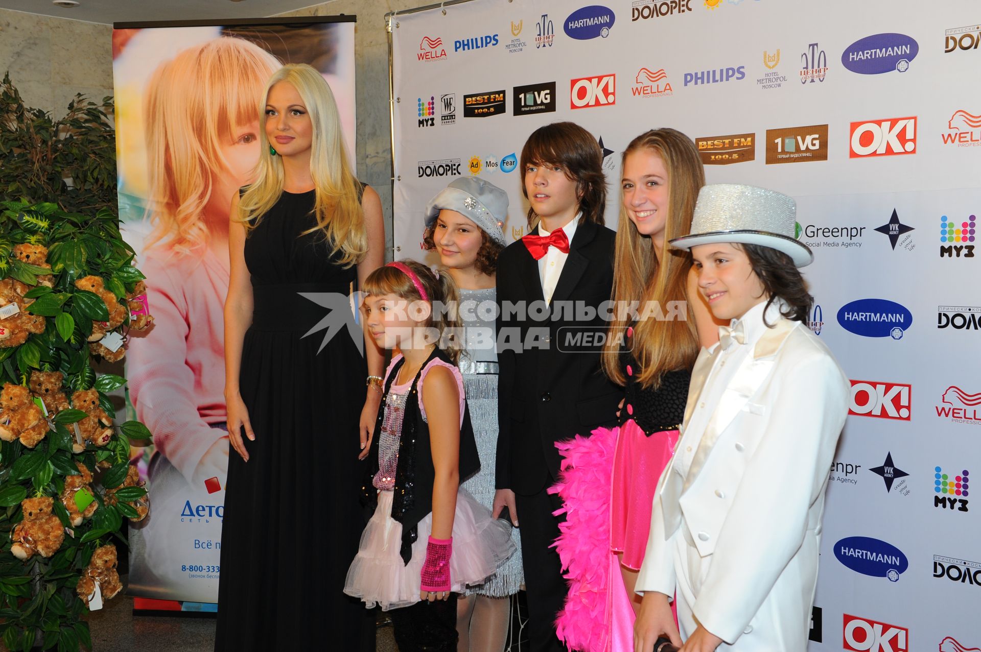 Международный конкурс парикмахеров \"Alternative Hair Show 2011\" в Кремлевском дворце. На снимке телеведущая Виктория Лопырева. Москва. 28 сентября  2011 года.
