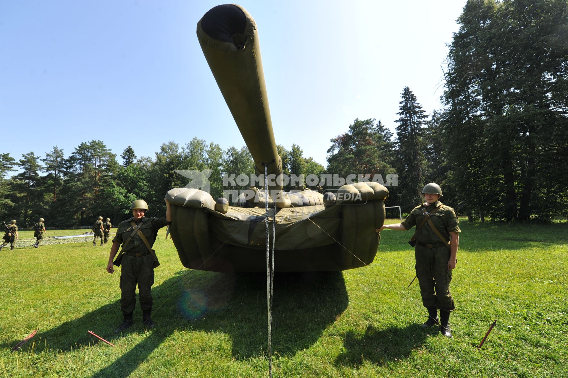 Танк. Маскировочный батальон.  Макет боевой техники. 17 июля 2011г.