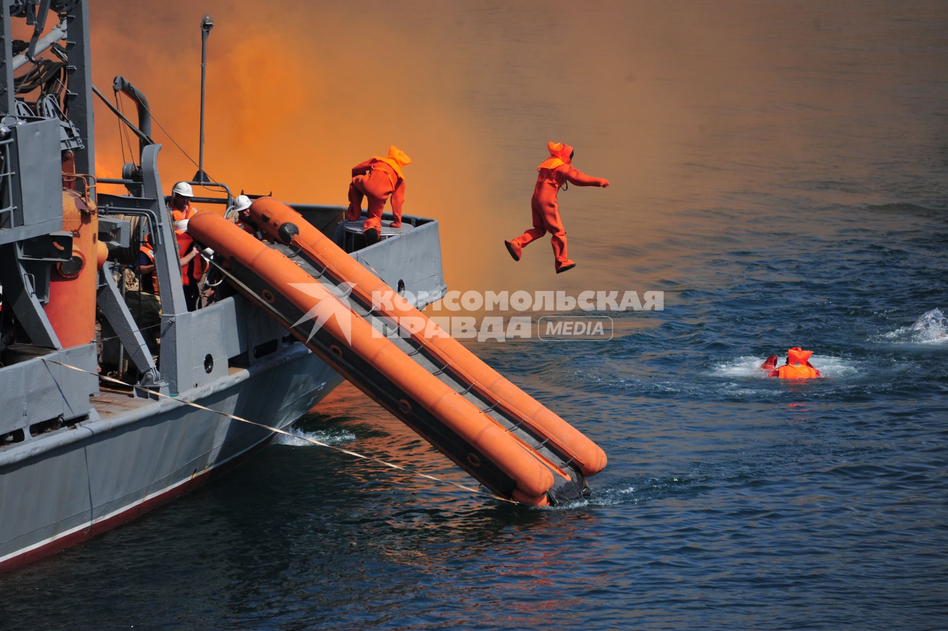 Погружение водолаза  в воду. 20 июля 2011г.