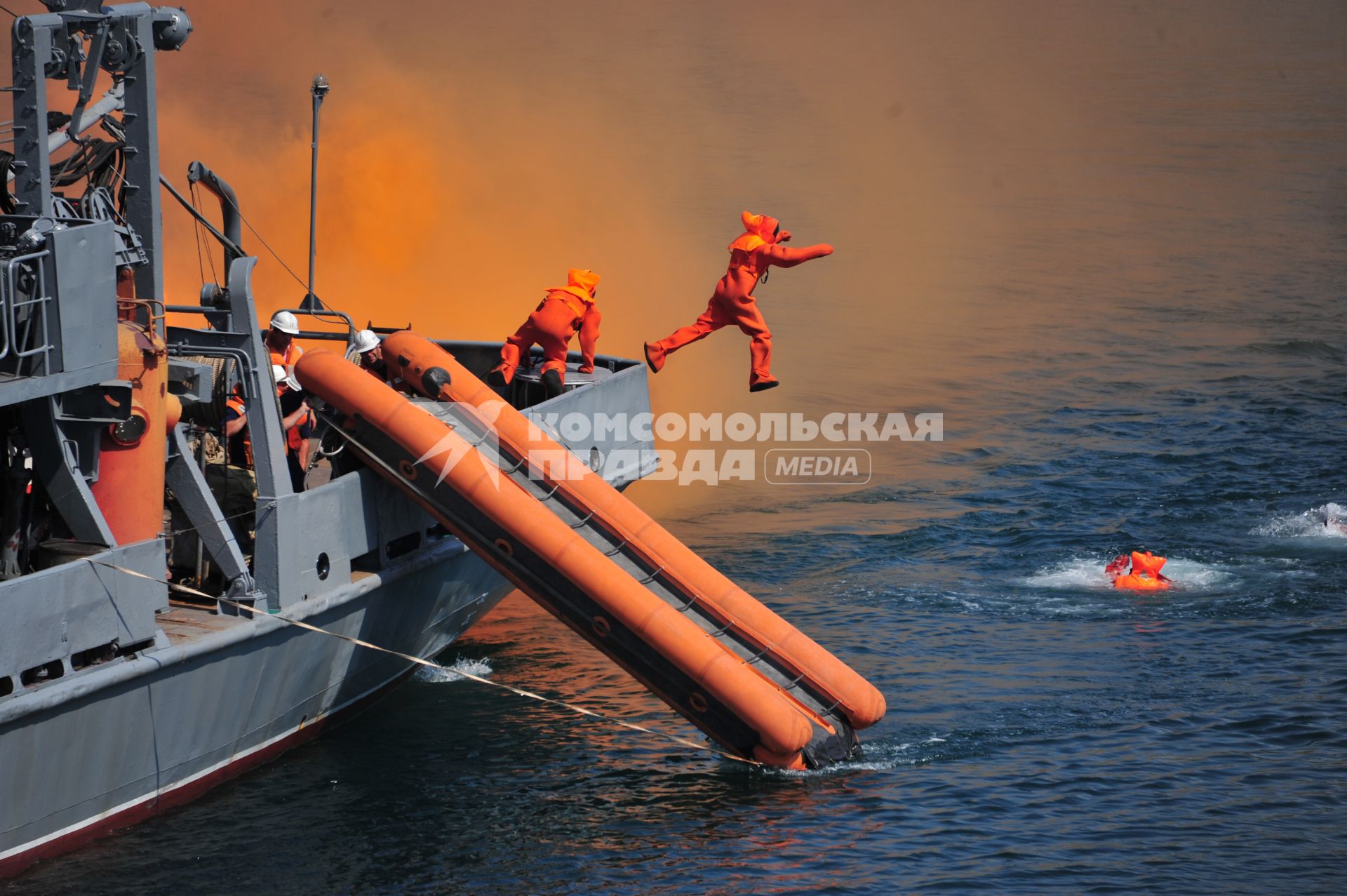 Погружение водолаза  в воду. 20 июля 2011г.