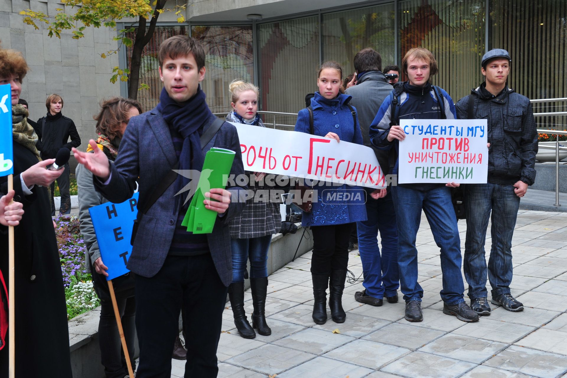 Министр культуры подписал приказ о включении Музыкального колледжа имени Гнесиных в состав Гнесинского училища. На снимке: студенты и преподаватели ГНЕСИНКИ выступают против реорганизации училища. 5 октября 2011 года.