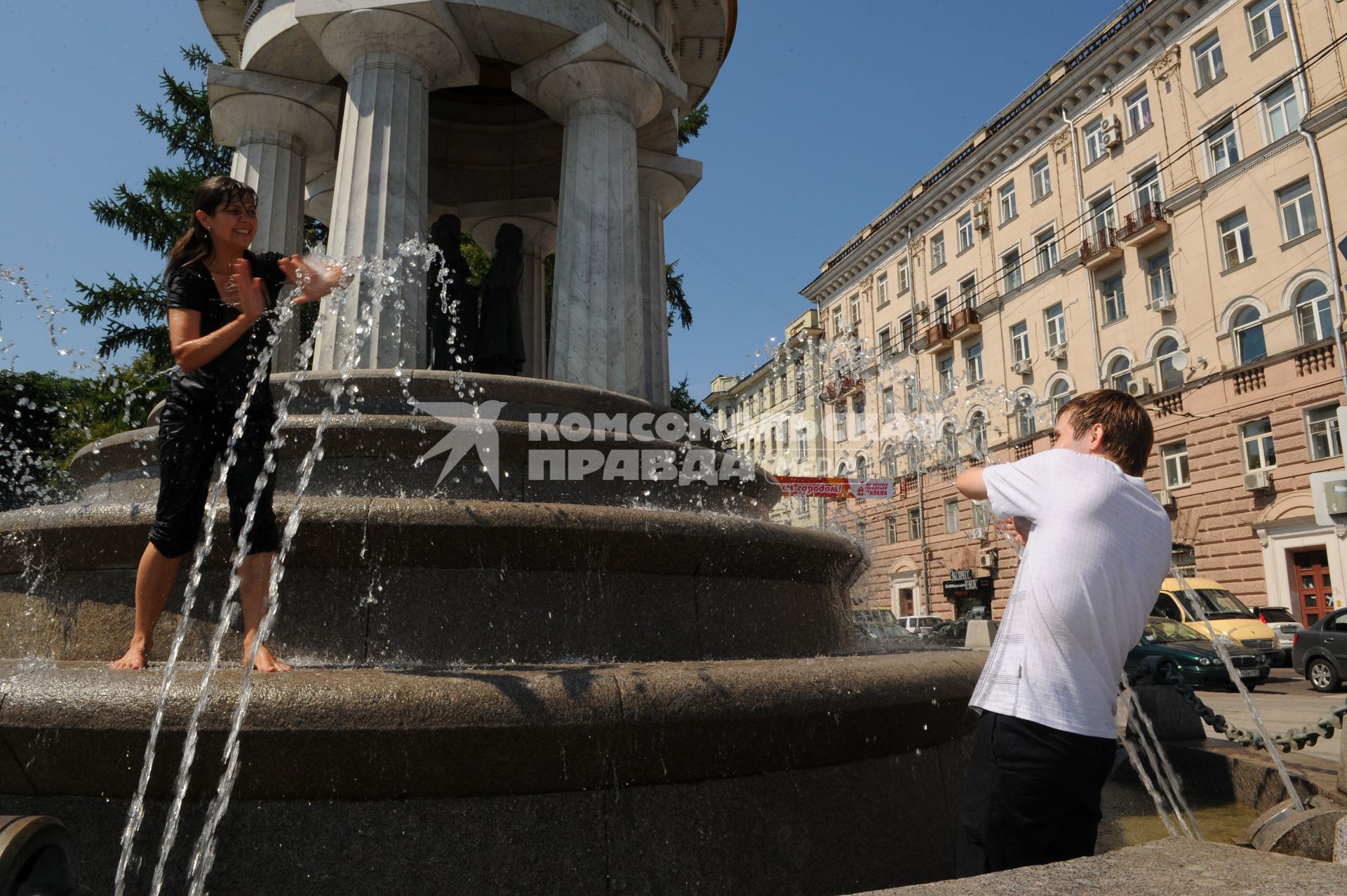 Москва. Фонтан-ротонда. Люди умываются в фонтане. Жара.  21 июля 2011г.