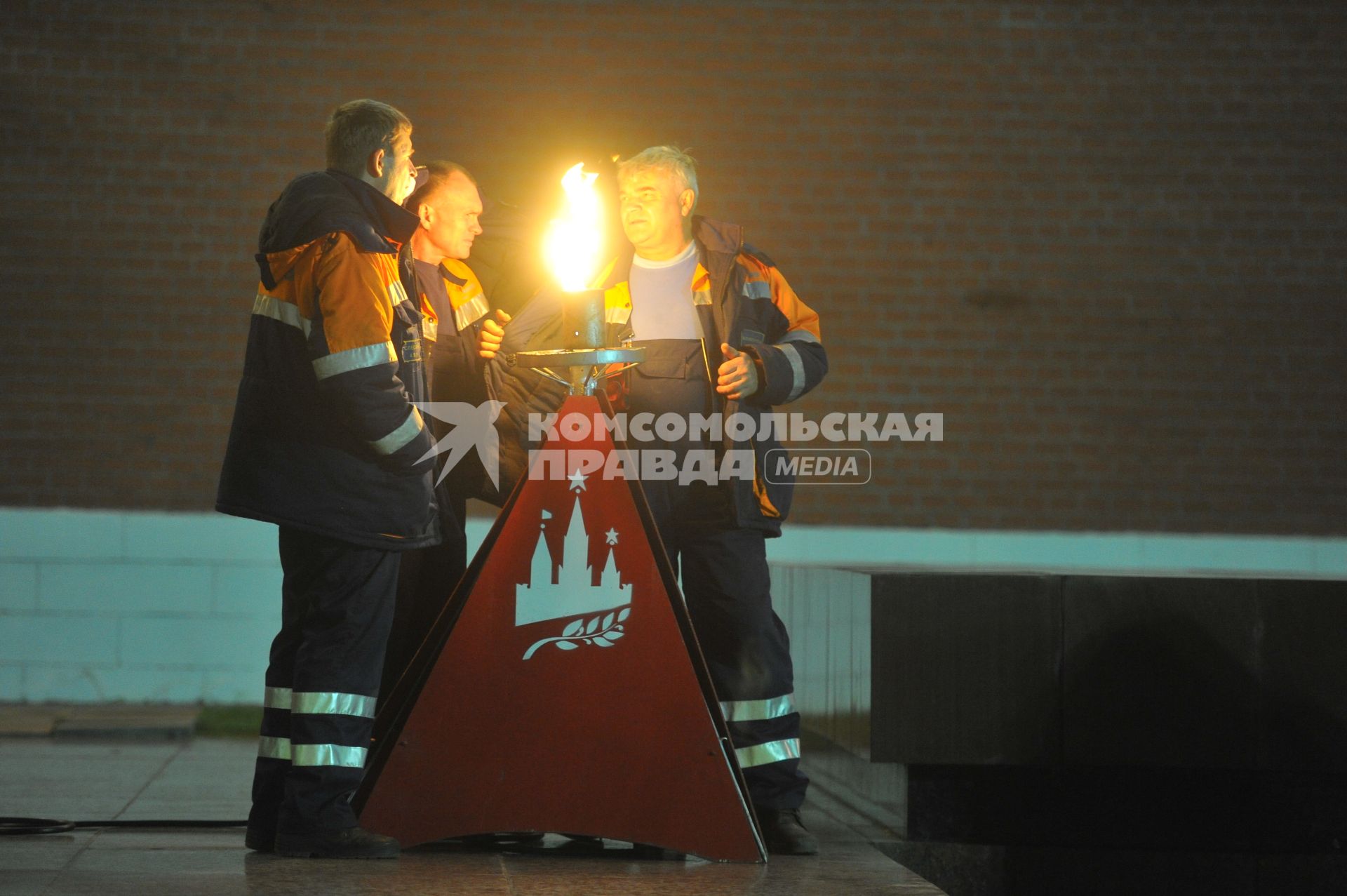 Инженеры-газовщики во время ремонтных работ по замене запальной горелки Вечного огня у могилы Неизвестного солдата в Александровском саду. Москва. 06 октября  2011 года.