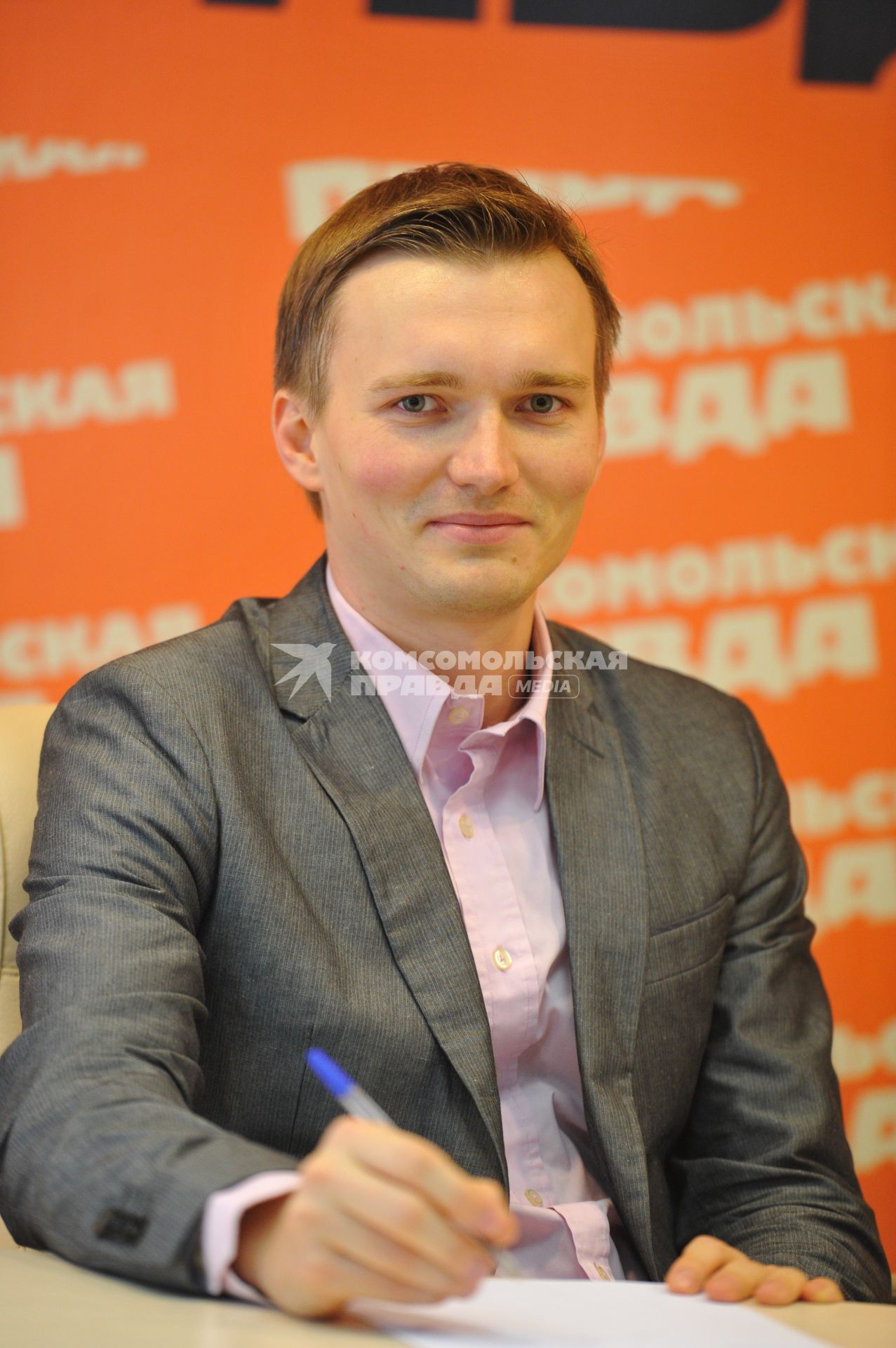 Советник президента Федеральной нотариальной палаты Алексей Грядов в ИД КП. 6 октября 2011 года.