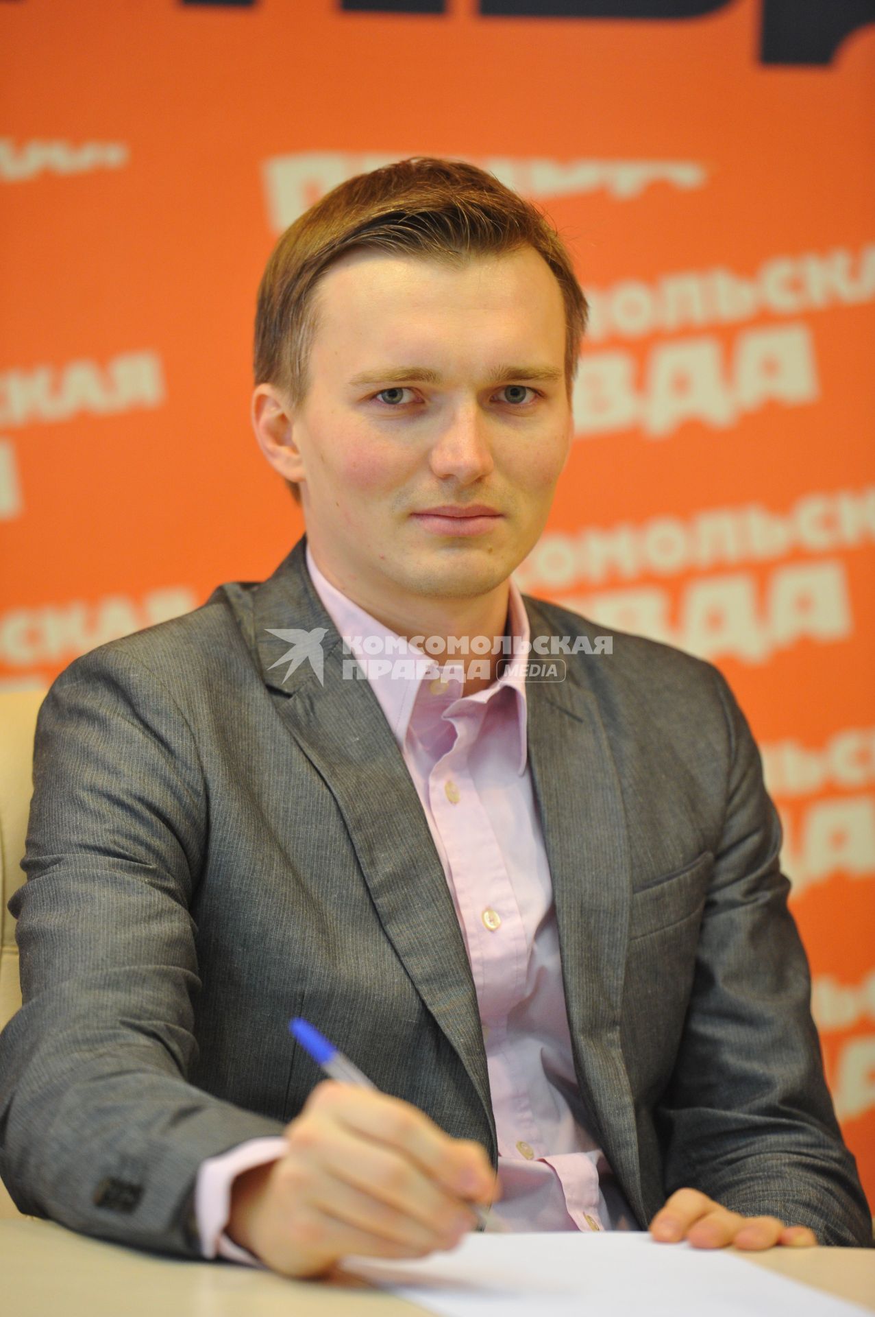 Советник президента Федеральной нотариальной палаты Алексей Грядов в ИД КП. 6 октября 2011 года.