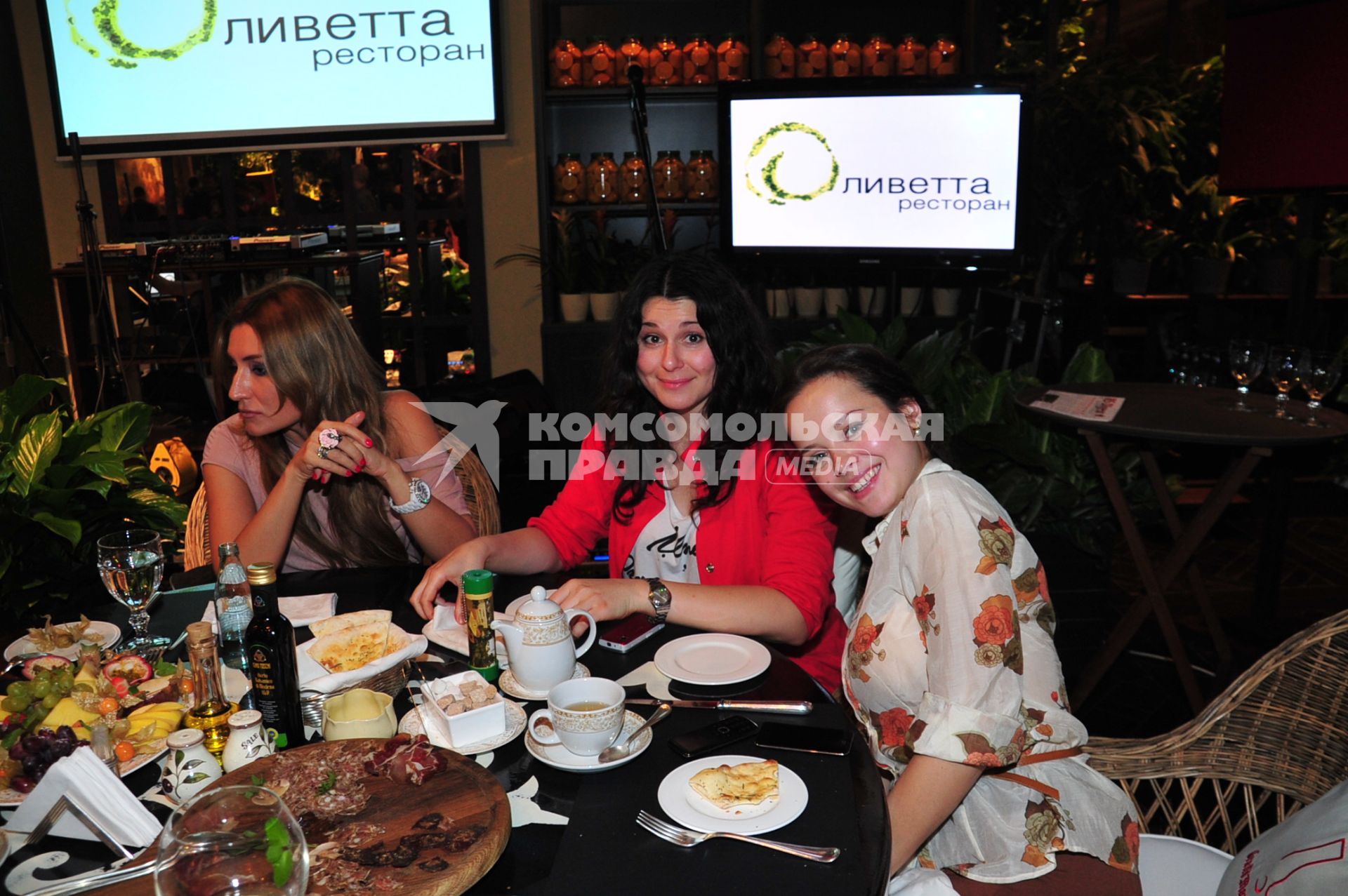 Открытие нового ресторана \"Оливетта\" .  На снимке актриса, участница шоу \"Comedy Woman\"  Наталья Медведева (справа). Москва.  07 октября  2011 года.
