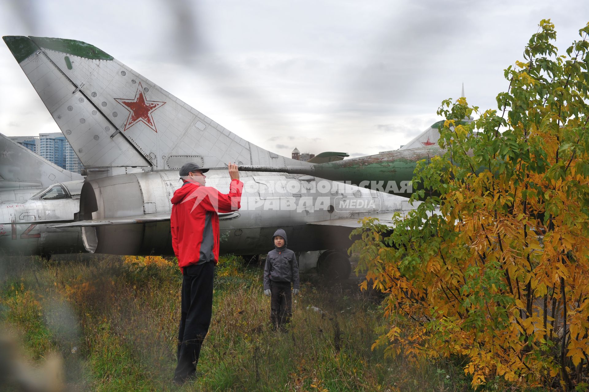 Кладбище разрушенной авиатехники на Ходынском поле.  09 октября  2011 года.