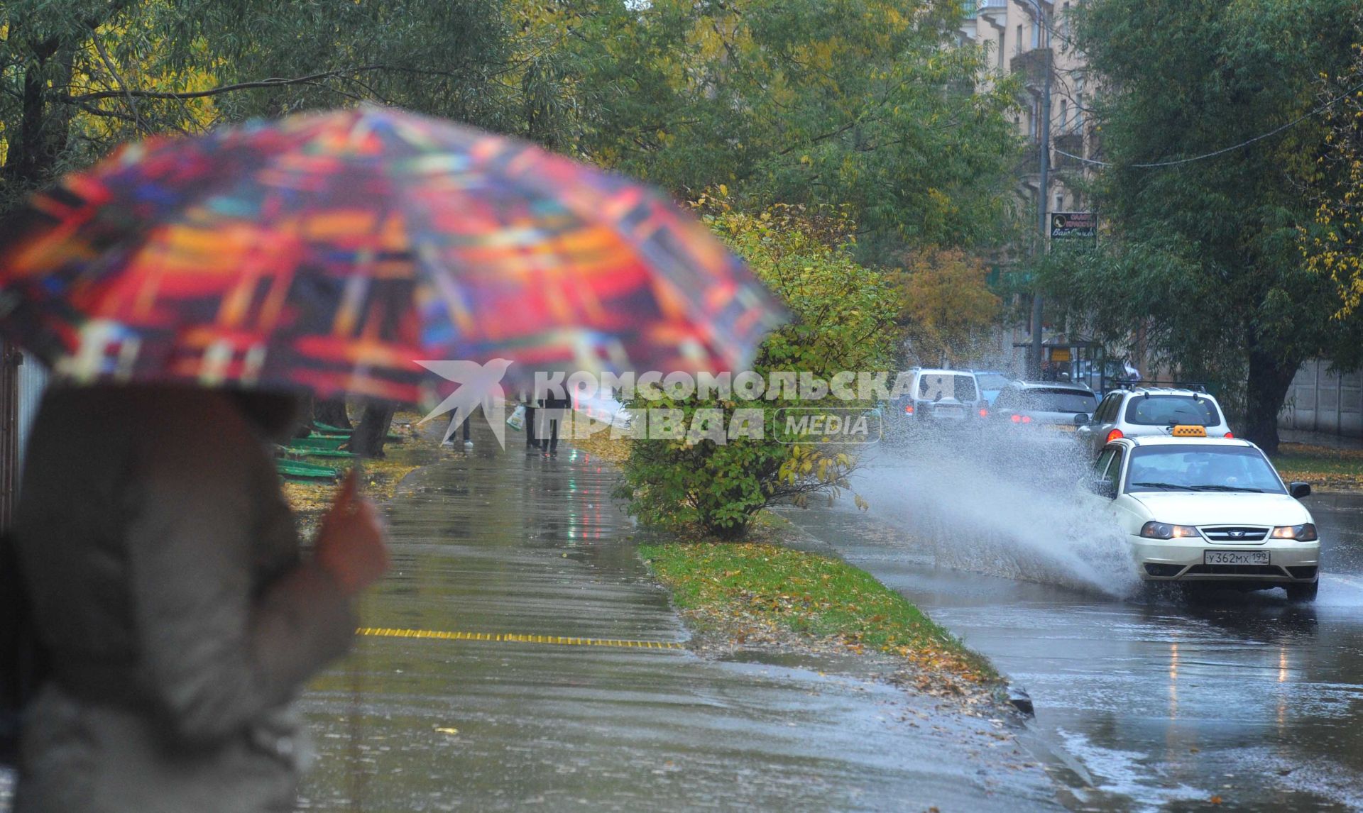 Жанровая фотография. Дождь в городе.  Москва. 10 октября  2011 года.