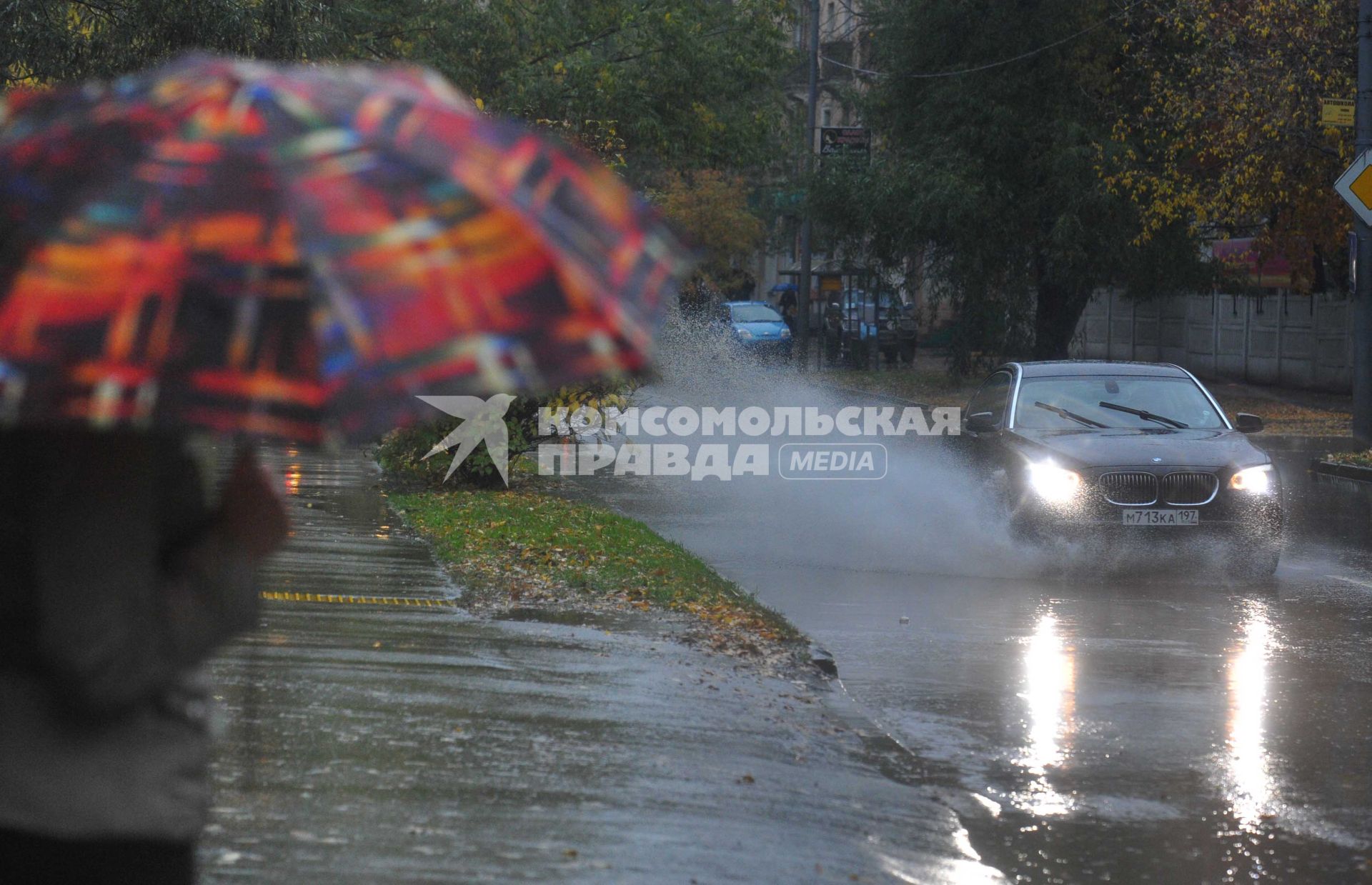 Жанровая фотография. Дождь в городе.  Москва. 10 октября  2011 года.