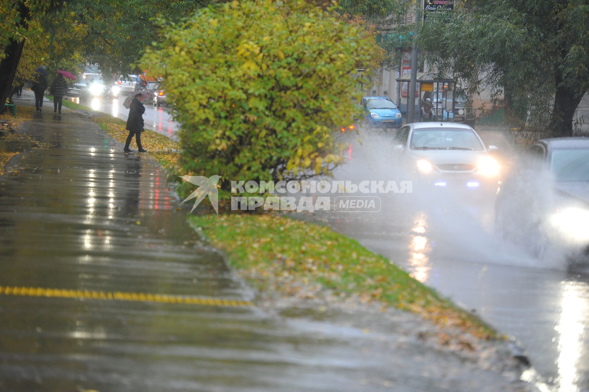 Жанровая фотография. Дождь в городе.  Москва. 10 октября  2011 года.