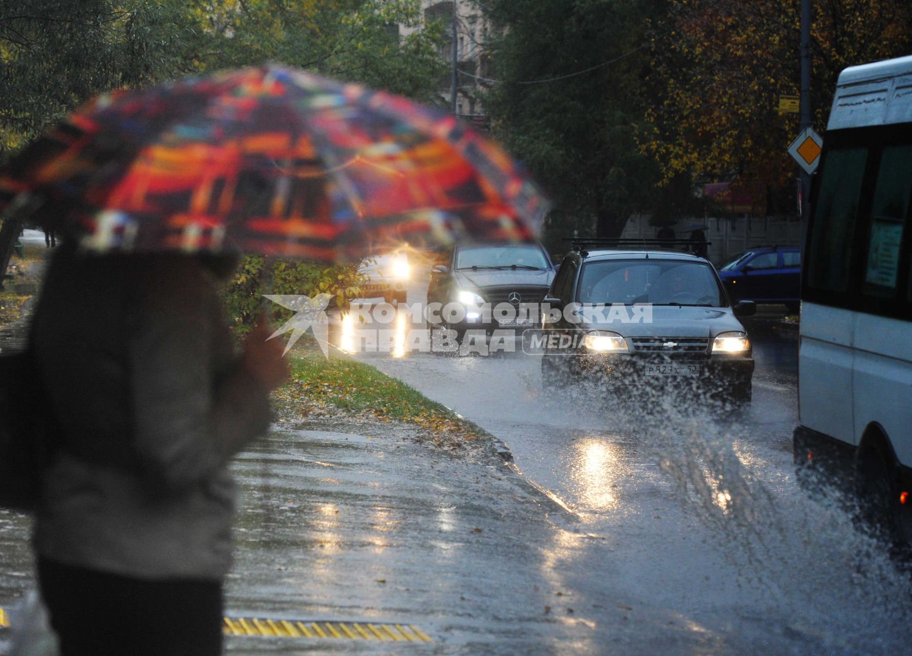 Жанровая фотография. Дождь в городе.  Москва. 10 октября  2011 года.