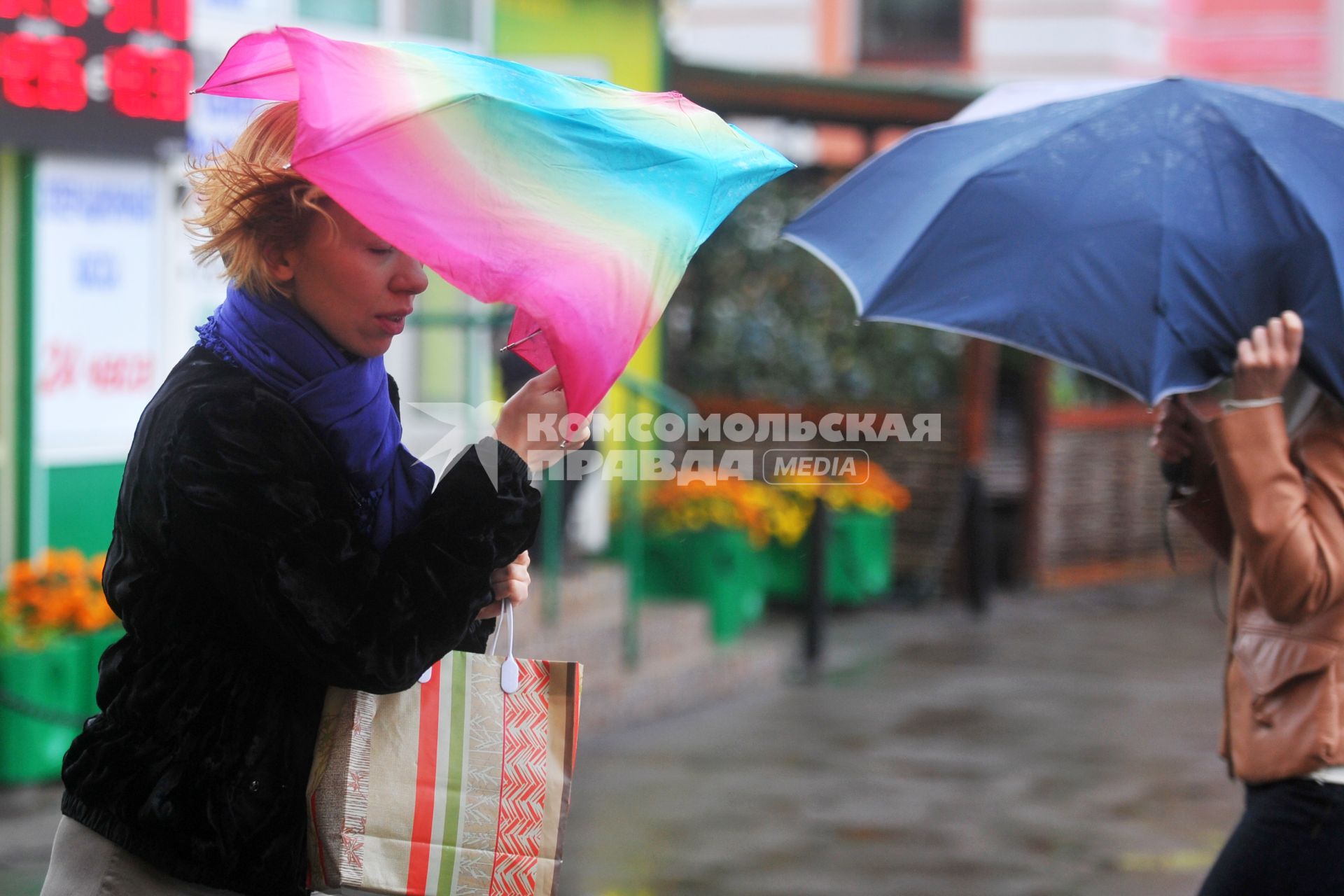 В Москве сильный ветер с дождем ,Москва, 11 октября  2011 года.