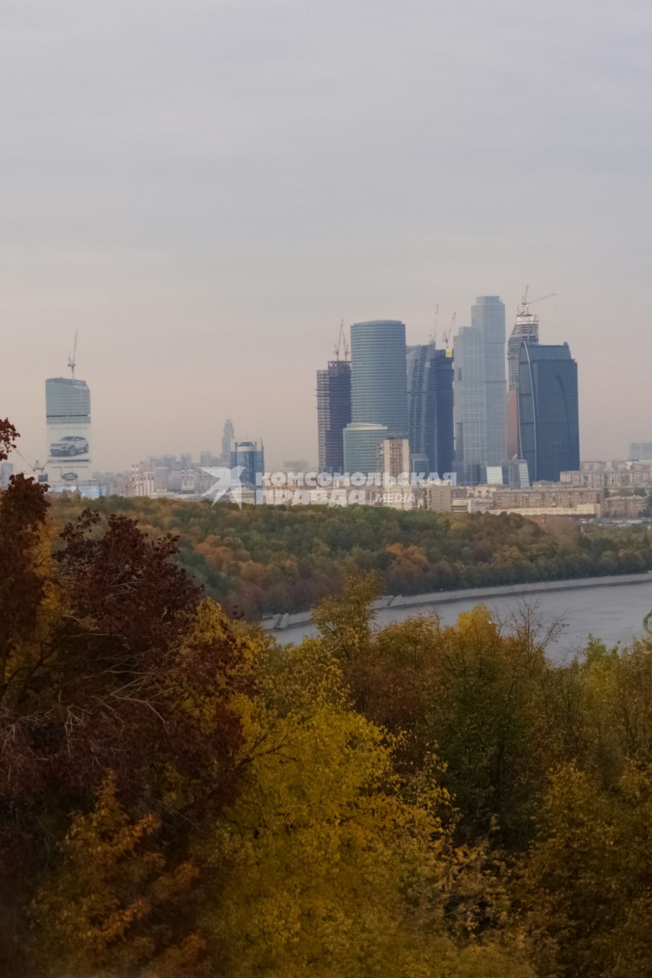 Москва-Сити. Московский Международный Деловой Центр. Вид города. Осень.  07 октября 2011г.