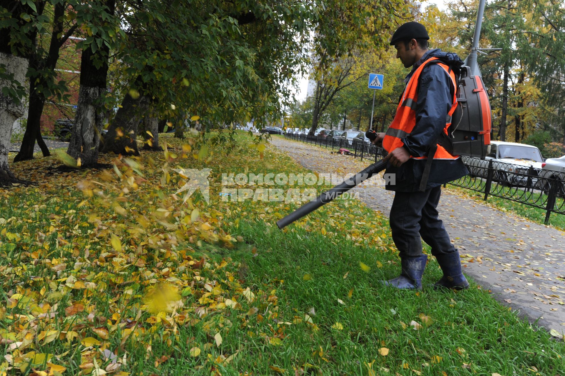 Рабочий убирает листву. Москва. 11 октября 2011 года.