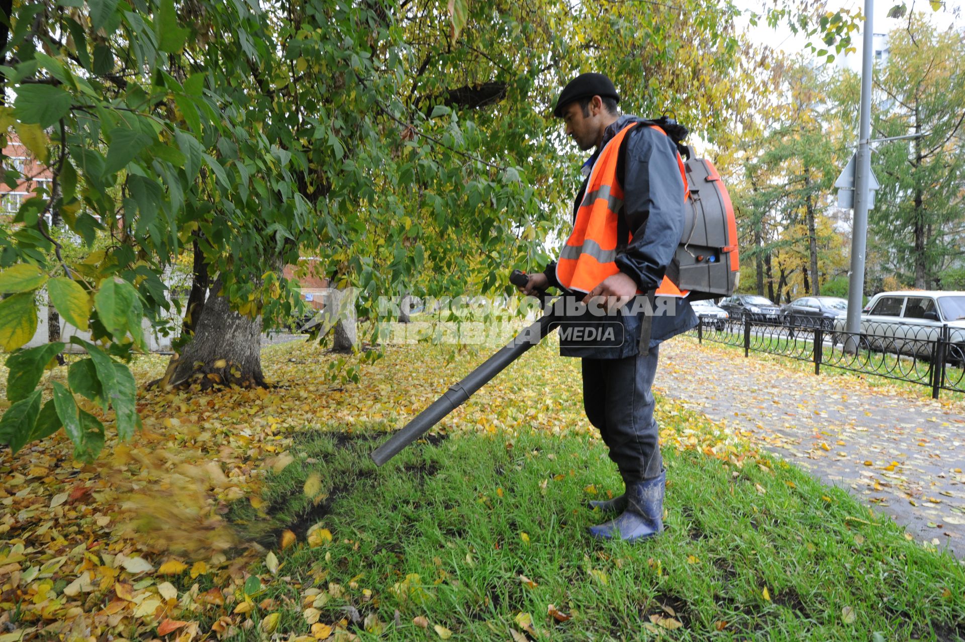Рабочий убирает листву. Москва. 11 октября 2011 года.