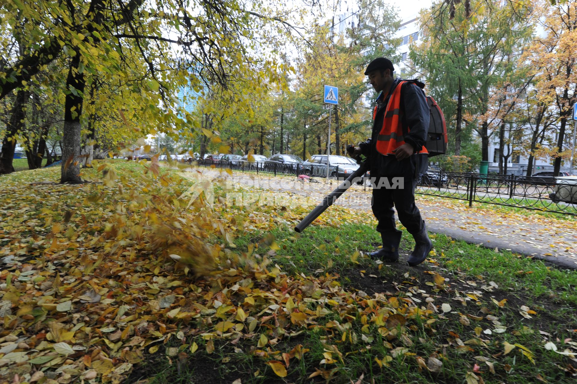 Рабочий убирает листву. Москва. 11 октября 2011 года.