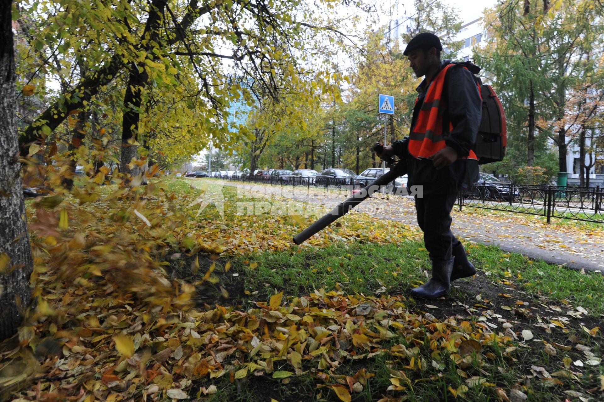 Рабочий убирает листву. Москва. 11 октября 2011 года.