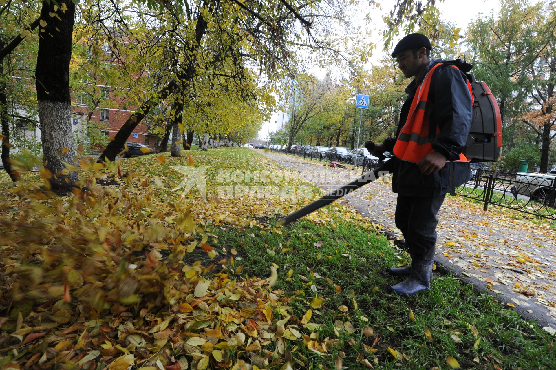 Рабочий убирает листву. Москва. 11 октября 2011 года.