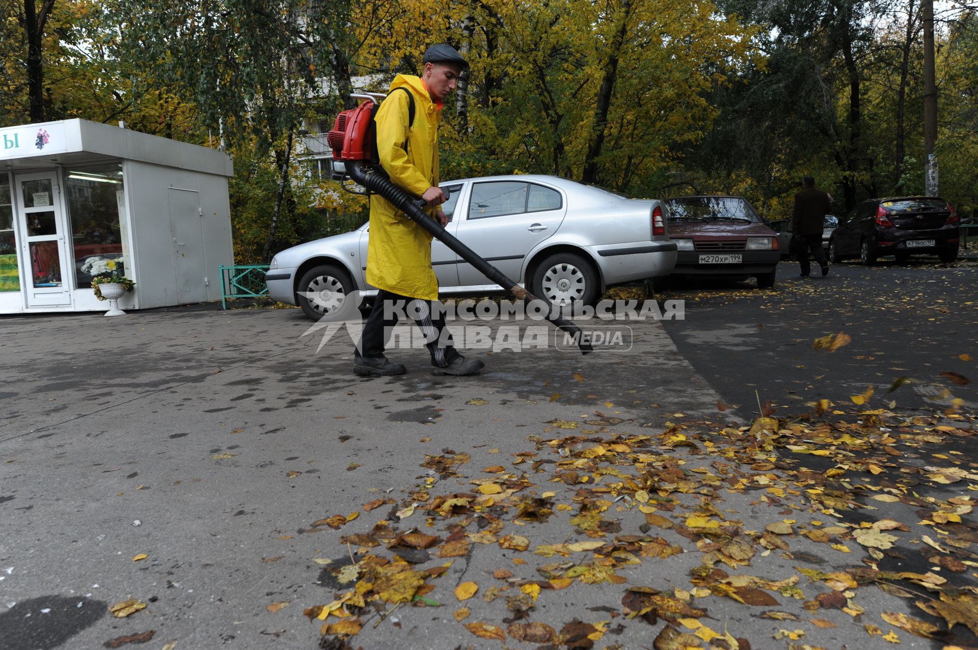 Рабочий убирает листву. Москва. 11 октября 2011 года.