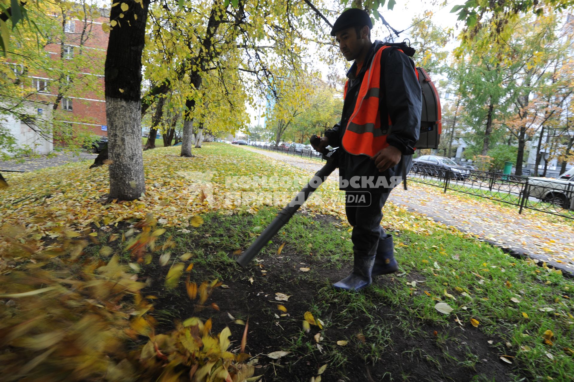 Рабочий убирает листву. Москва. 11 октября 2011 года.
