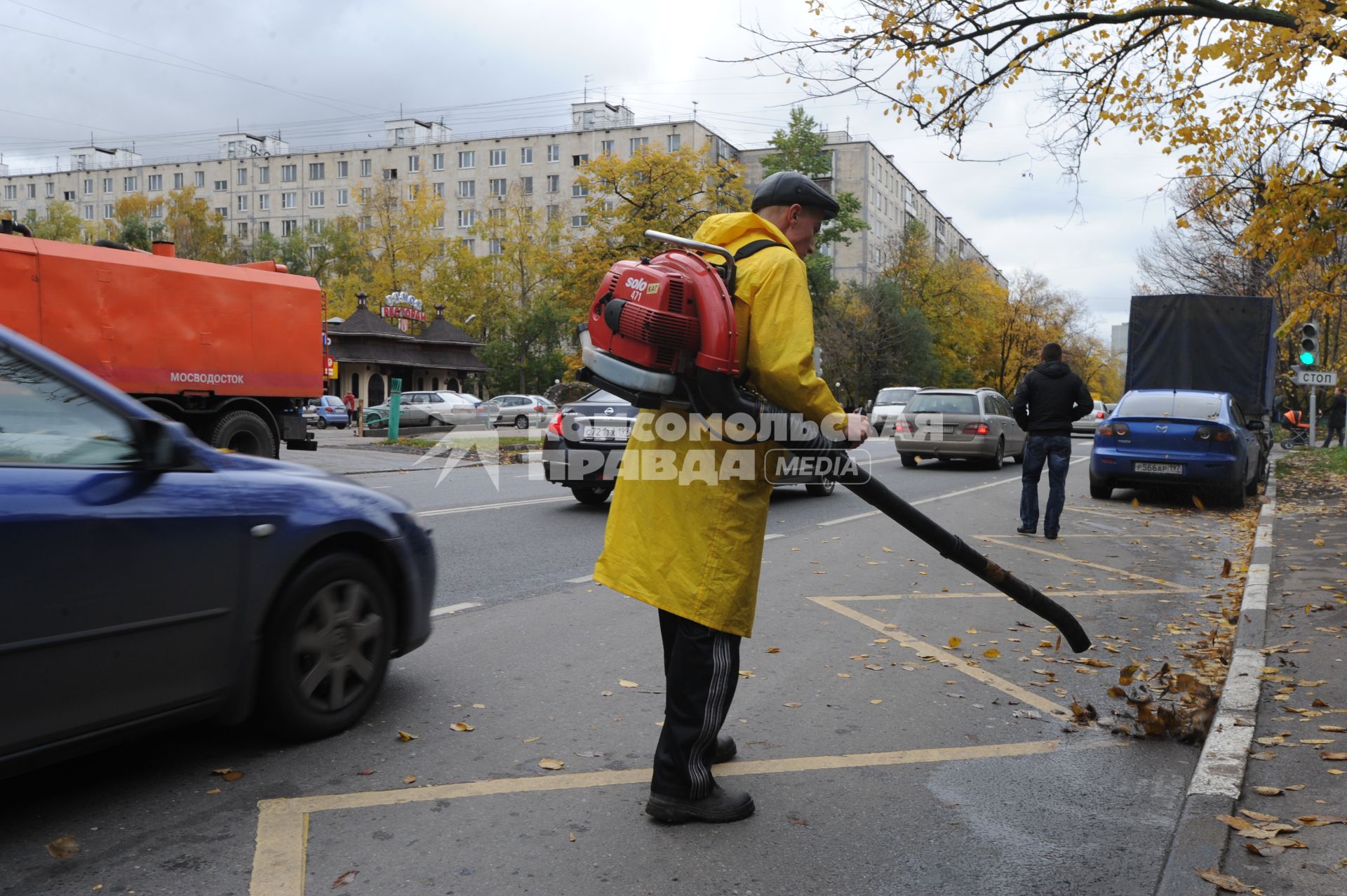Рабочий убирает листву. Москва. 11 октября 2011 года.