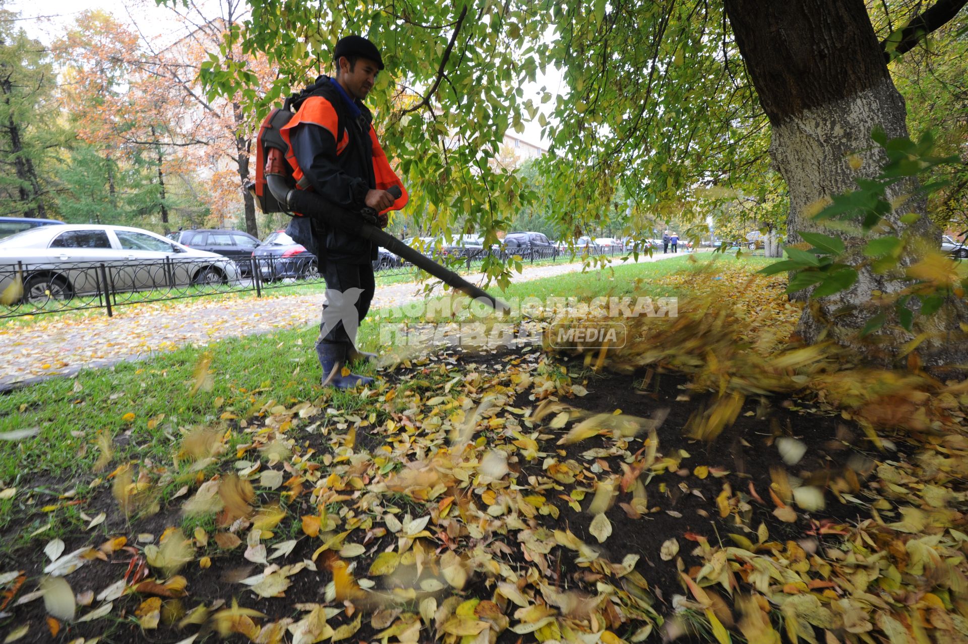 Рабочий убирает листву. Москва. 11 октября 2011 года.