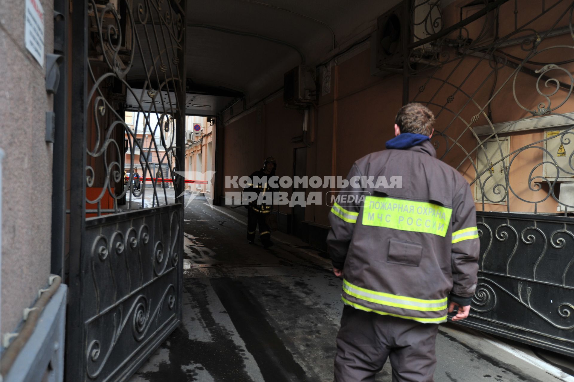 В здании Министерства финансов России произошел пожар. На снимке: сотрудники пожарной охраны у ворот рядом с Минфином. 12 октября  2011 года.