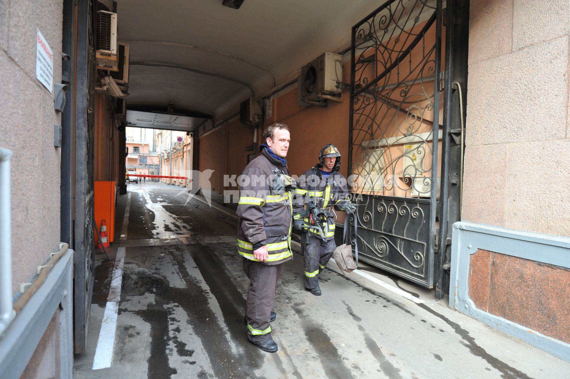 В здании Министерства финансов России произошел пожар. На снимке: сотрудники пожарной охраны у ворот рядом с Минфином. 12 октября  2011 года.