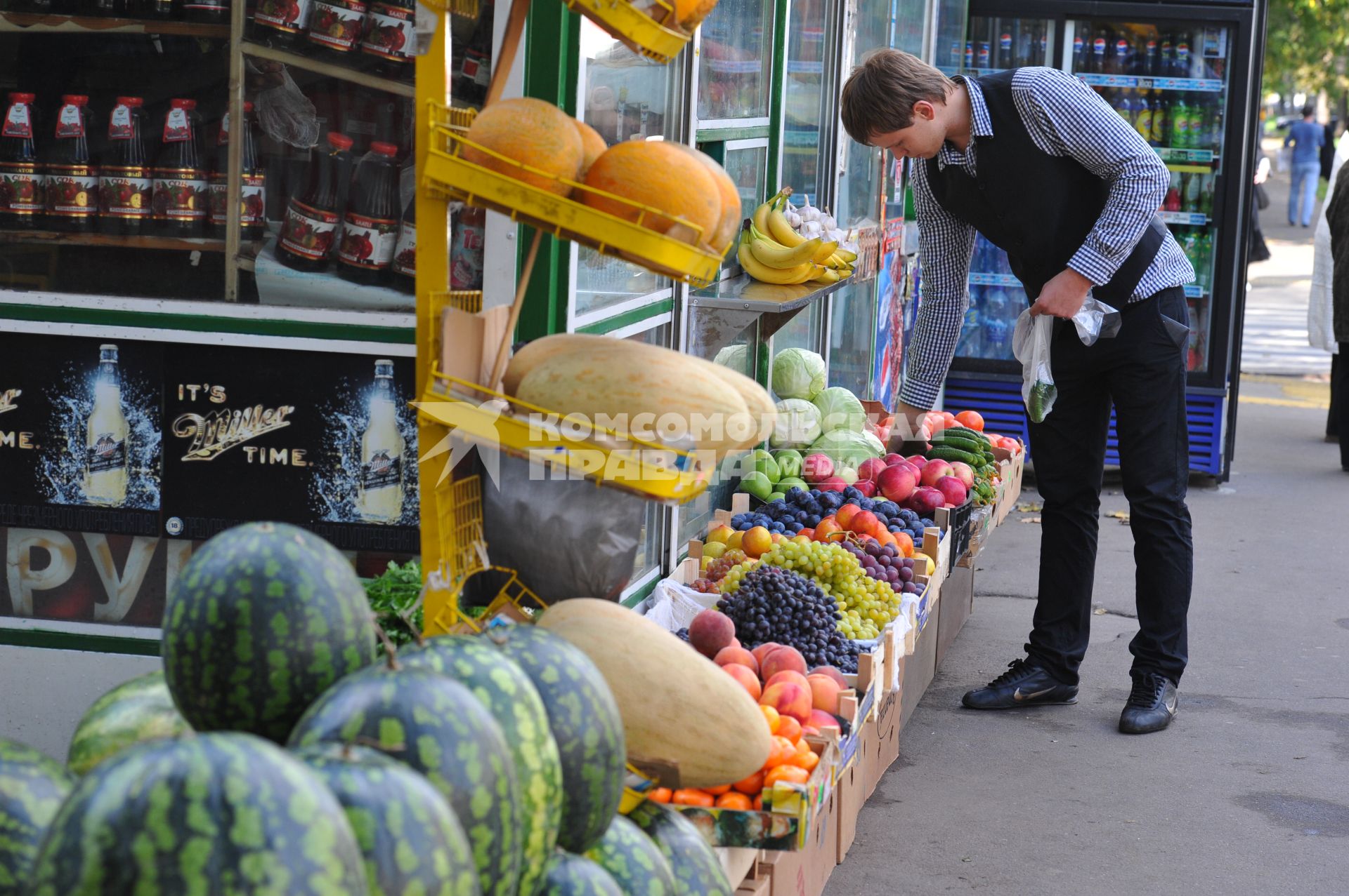 Мужчина покупает фрукты. Москва. 20 сентября  2011 года.