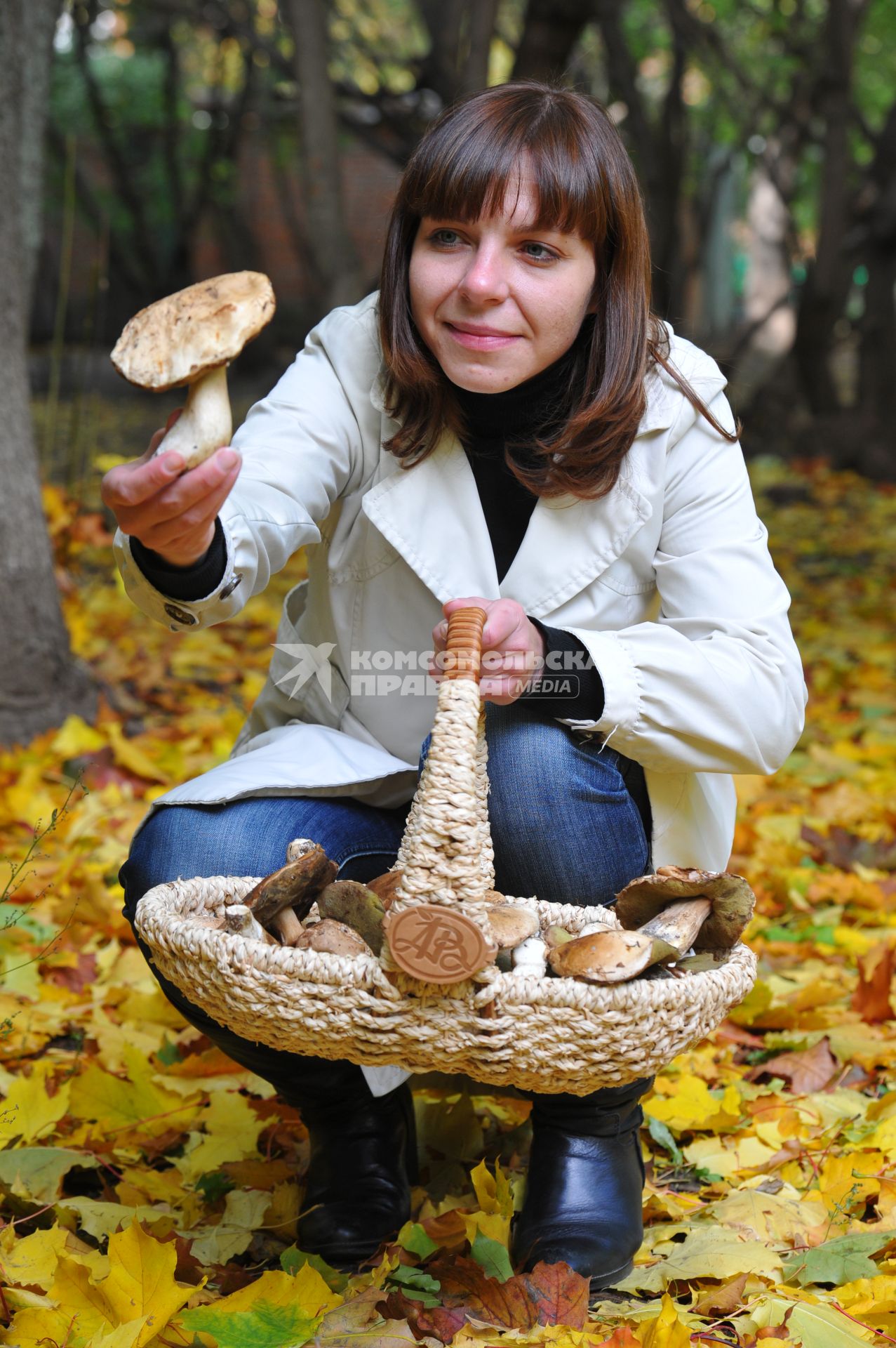 Девушка держит корзина с грибами. 03 октября 2011 года.