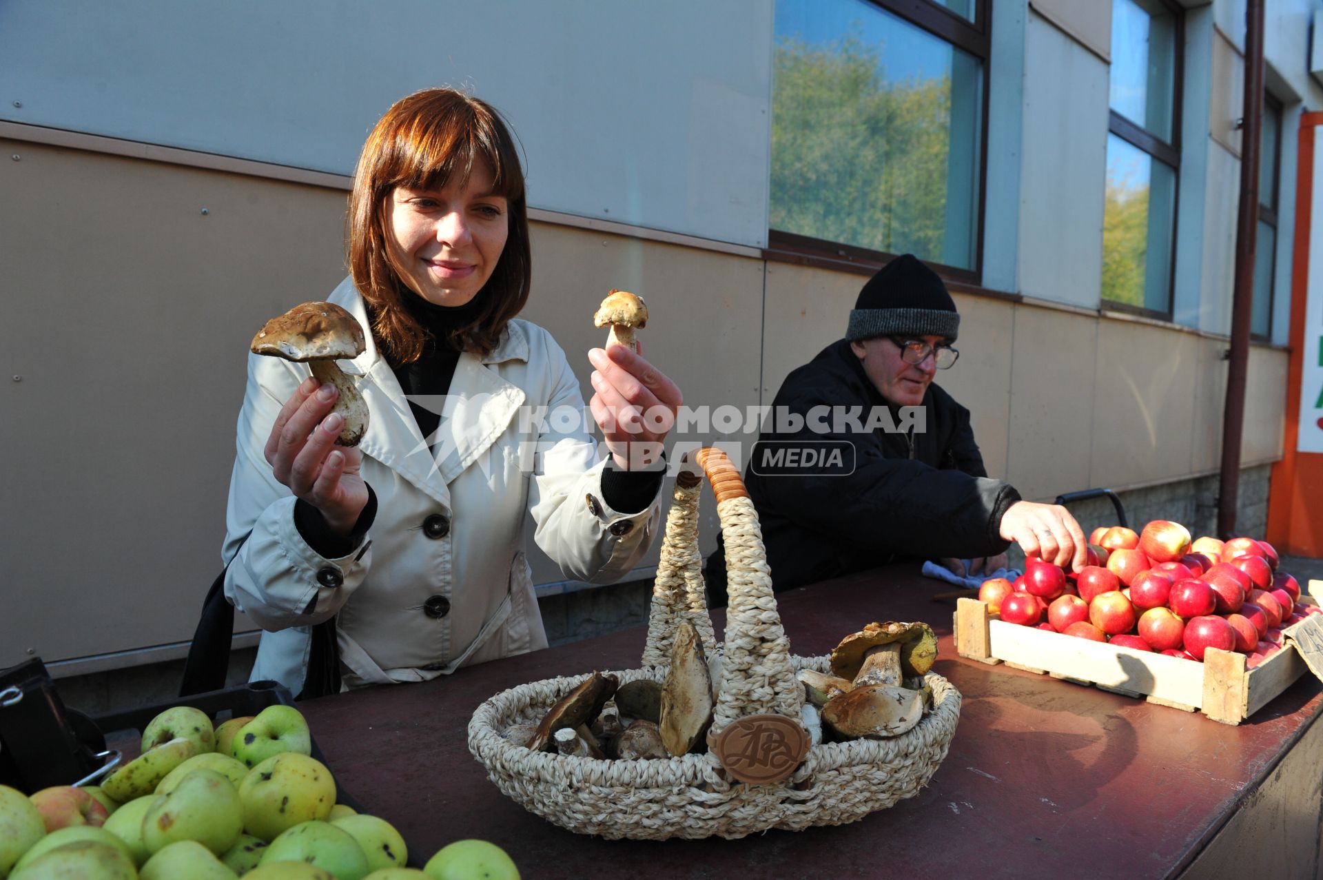 Торговля грибами. 03 октября 2011 года.