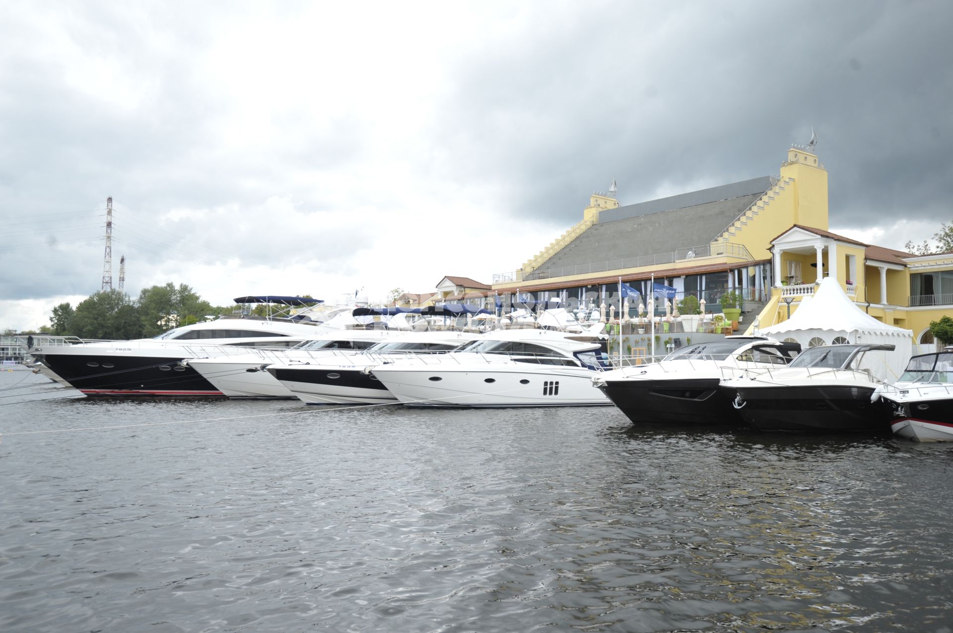 Яхт-клуб Royal Yacht Club. Выставка яхт и предметов роскоши MILLIONAIRE BOAT SHOW 2011. 4 сентября  2011 года.