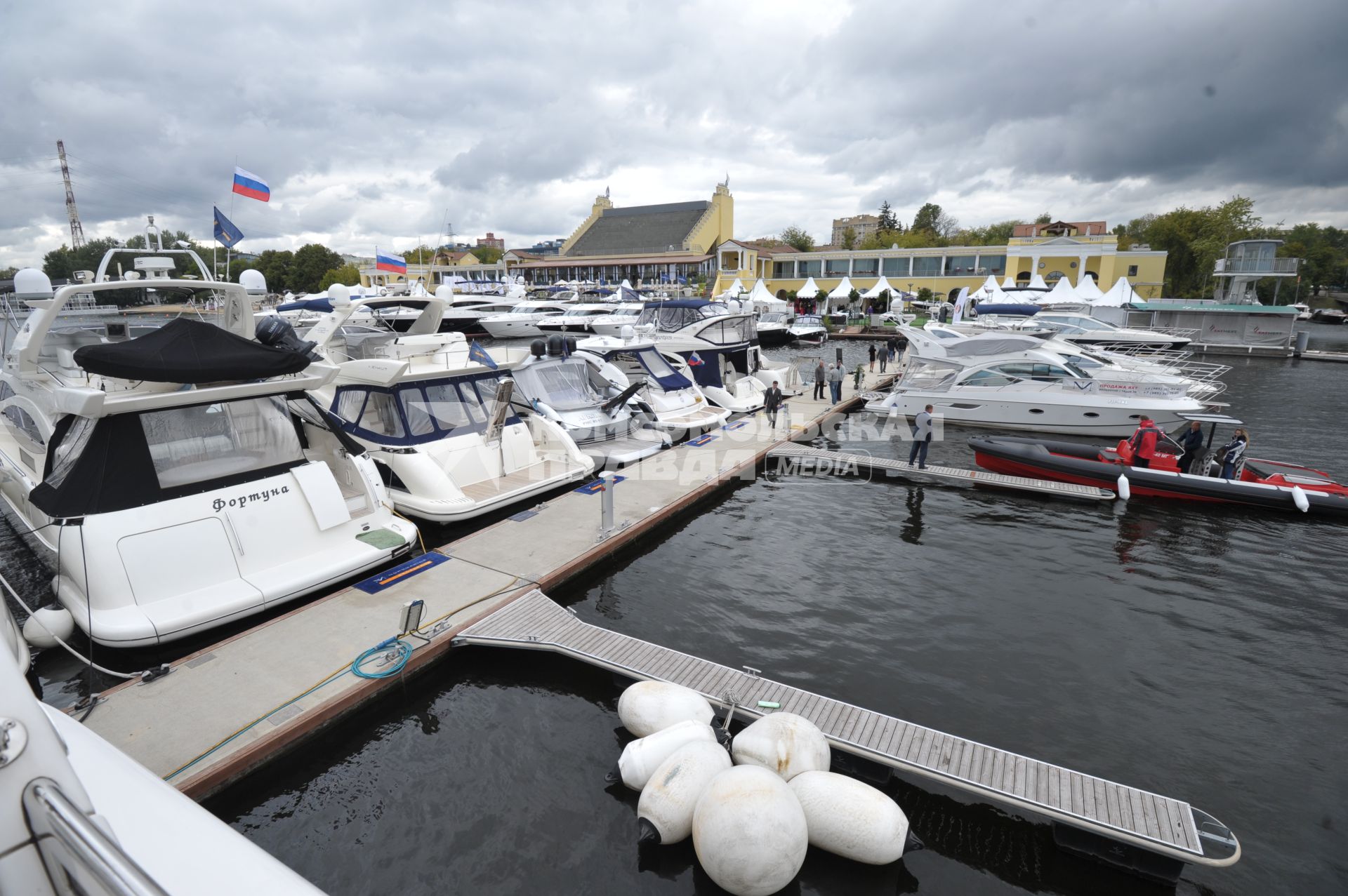 Яхт-клуб Royal Yacht Club. Выставка яхт и предметов роскоши MILLIONAIRE BOAT SHOW 2011. 4 сентября  2011 года.