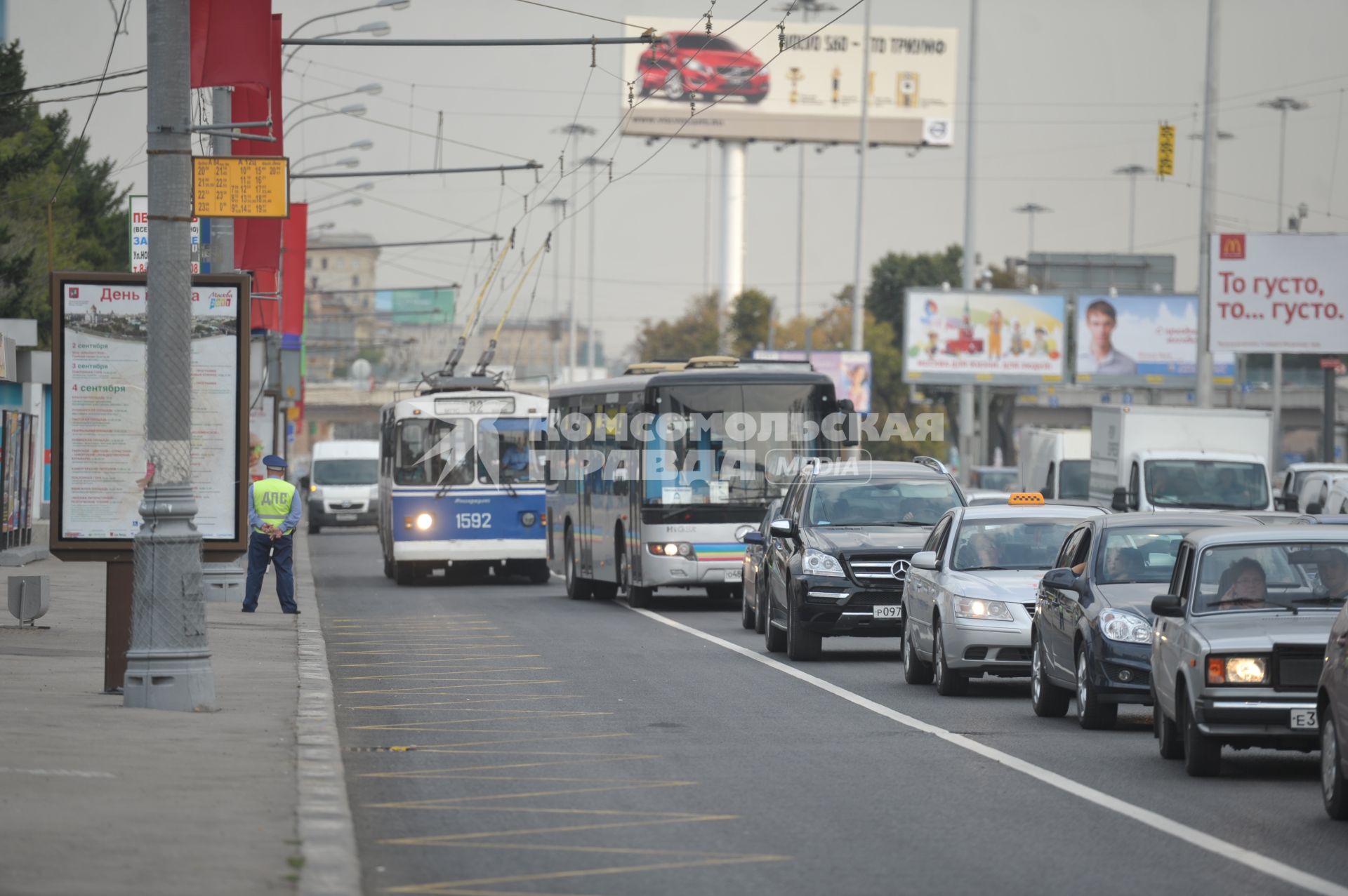 Выделенная полоса для общественного транспорта. Троллейбус и автомобили движутся по проезжей части. 31 сентября  2011 года.