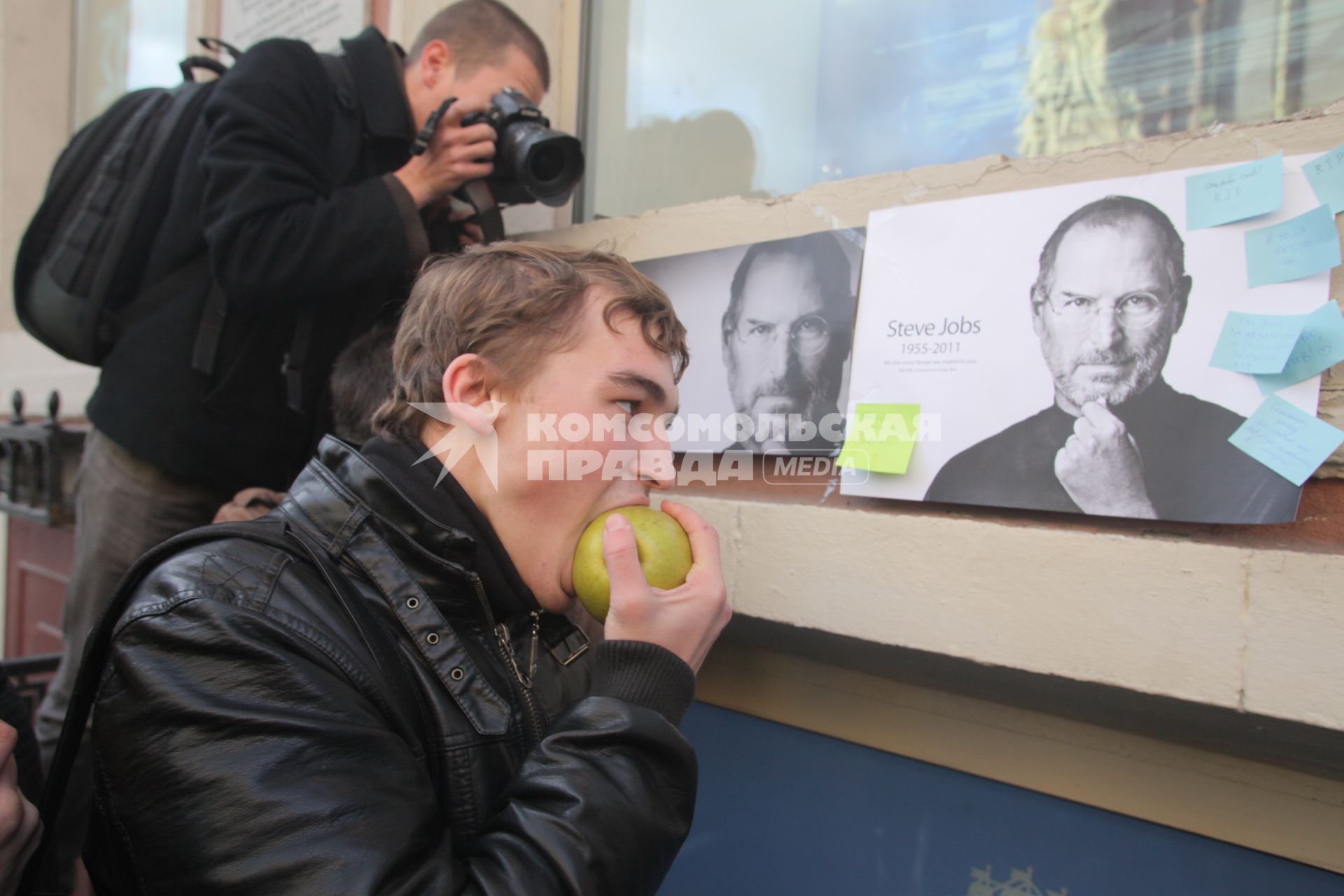 в память о стиве джобсе на невском раздали 100 кг яблок   14.10.11