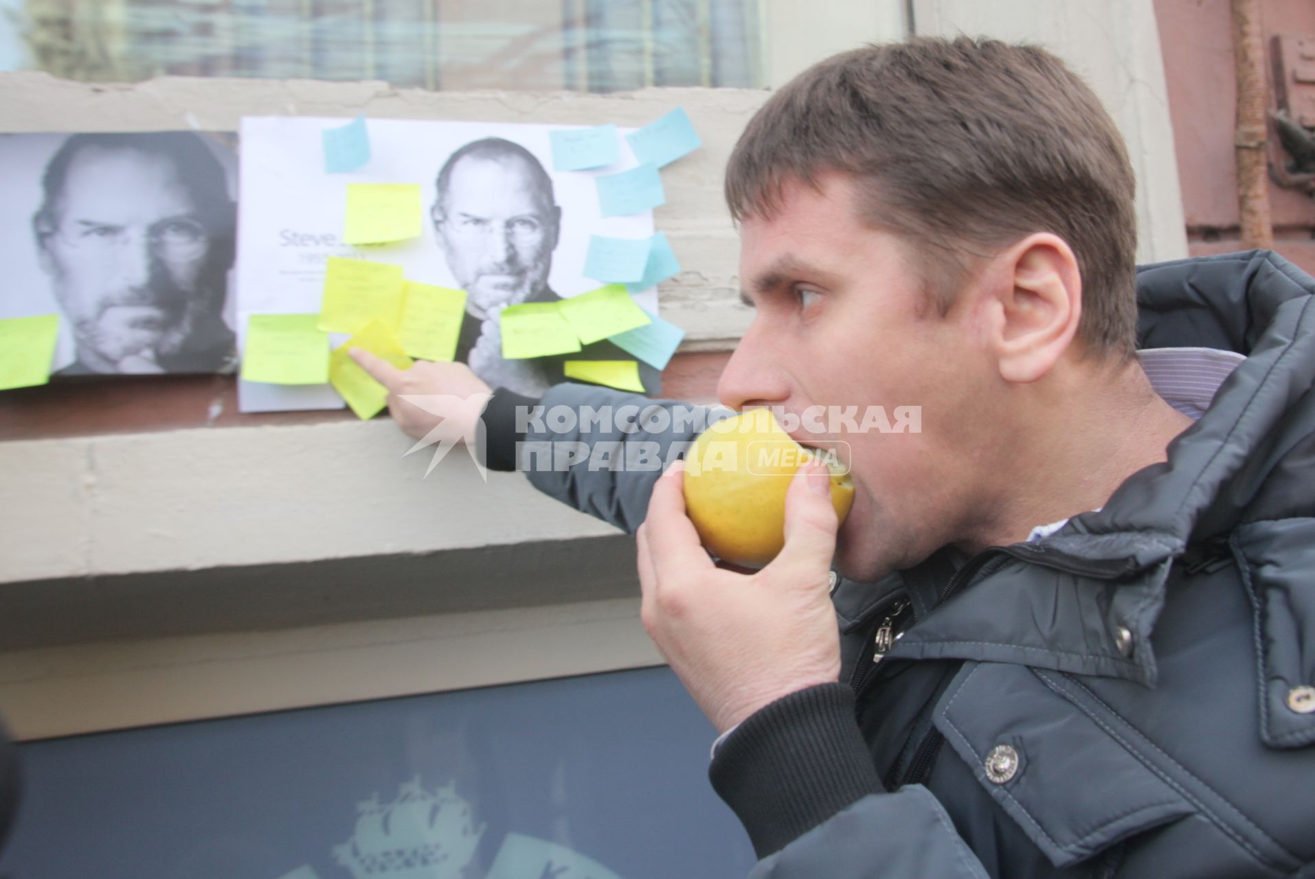 в память о стиве джобсе на невском раздали 100 кг яблок   14.10.11