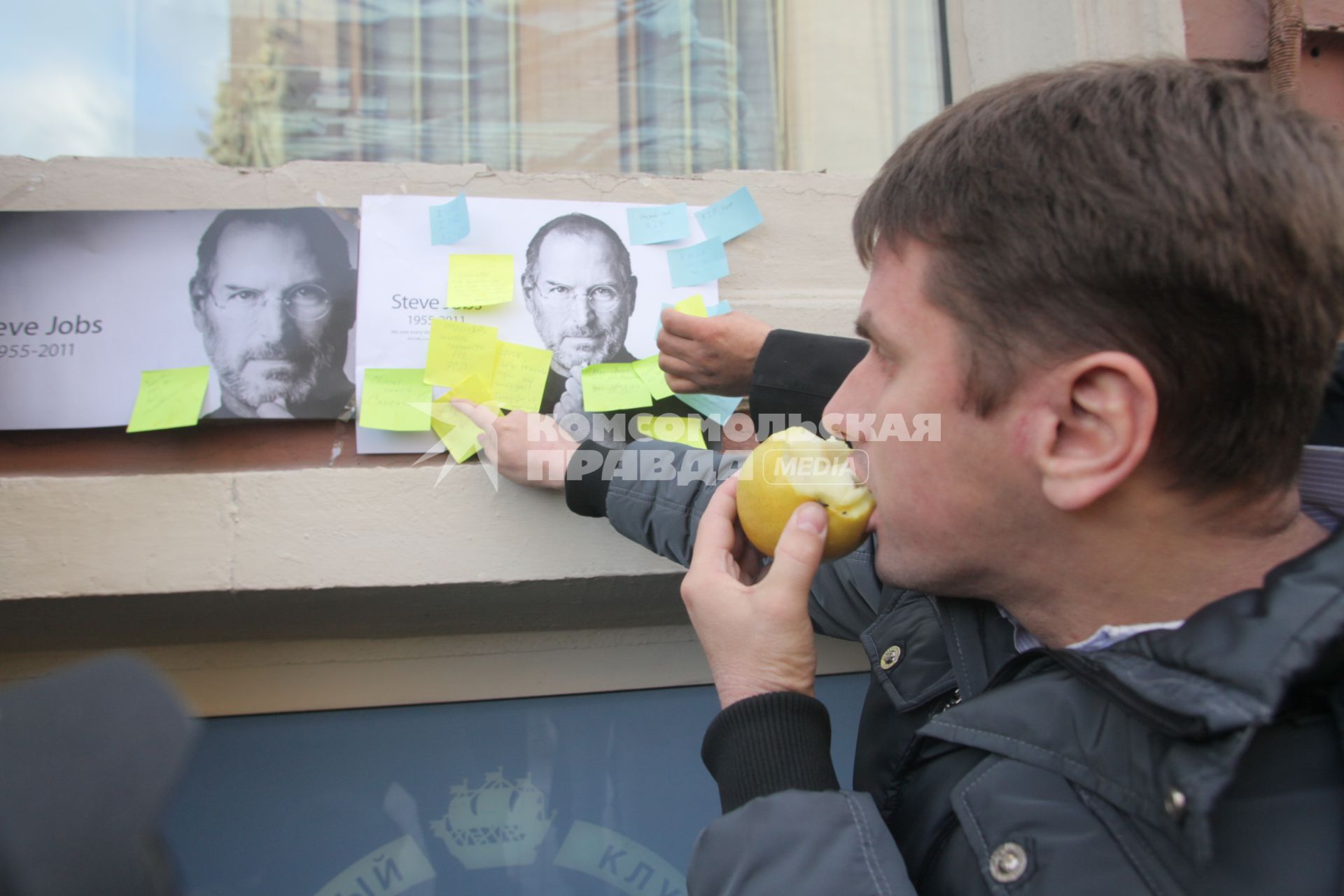 в память о стиве джобсе на невском раздали 100 кг яблок   14.10.11