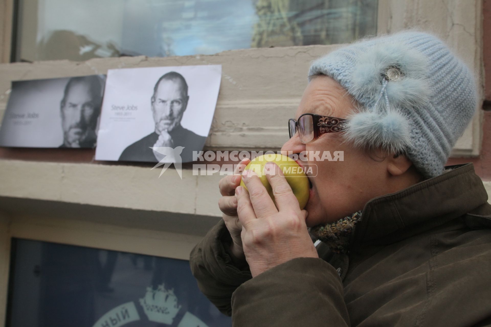 в память о стиве джобсе на невском раздали 100 кг яблок   14.10.11