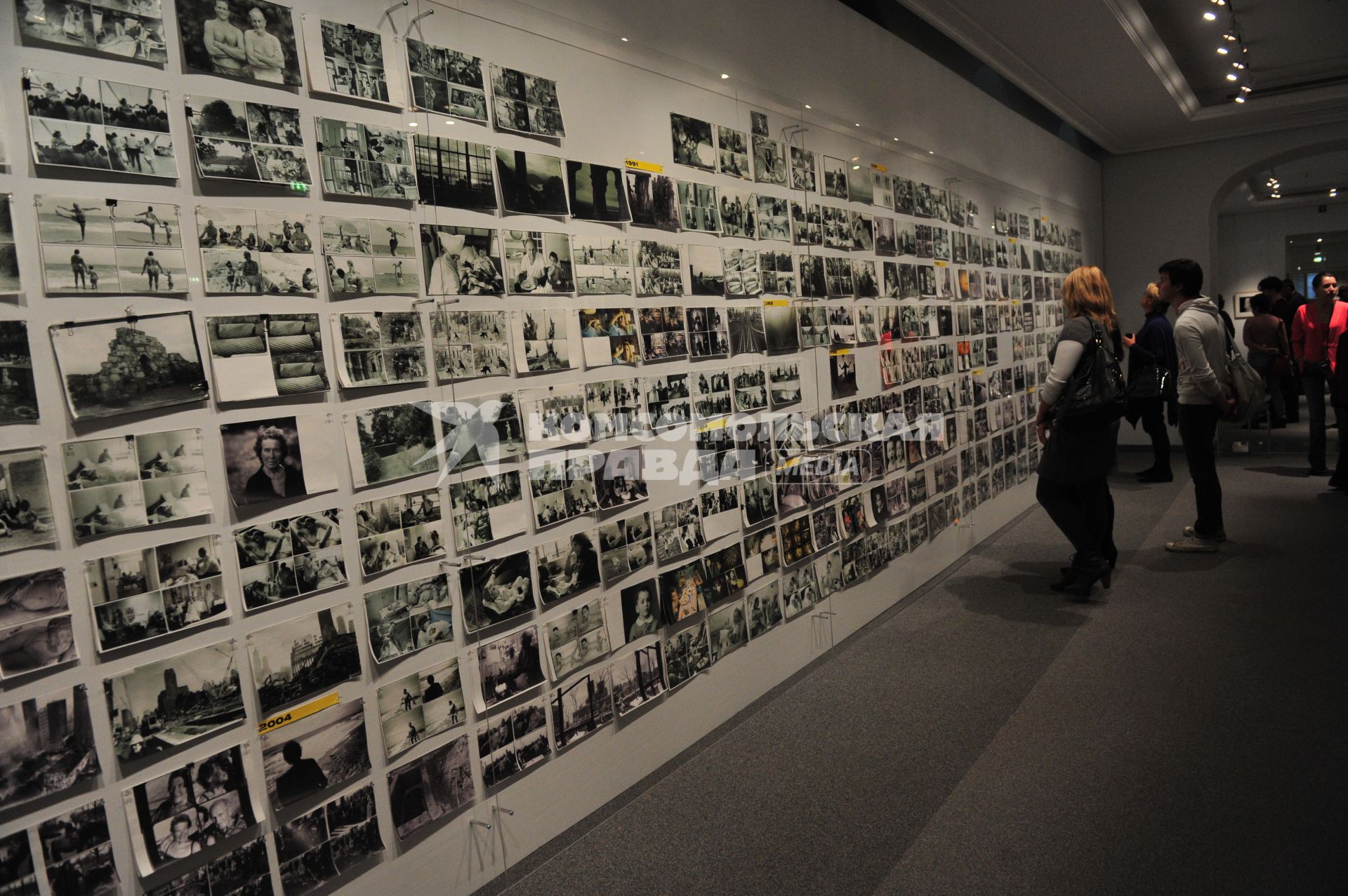 Выставка американского фотографа Анни Лейбовиц в Государственном музее изобразительных искусств им.Пушкина. На снимке: посетители выставки рассматривают работы фотографа. 14 октября  2011 года.