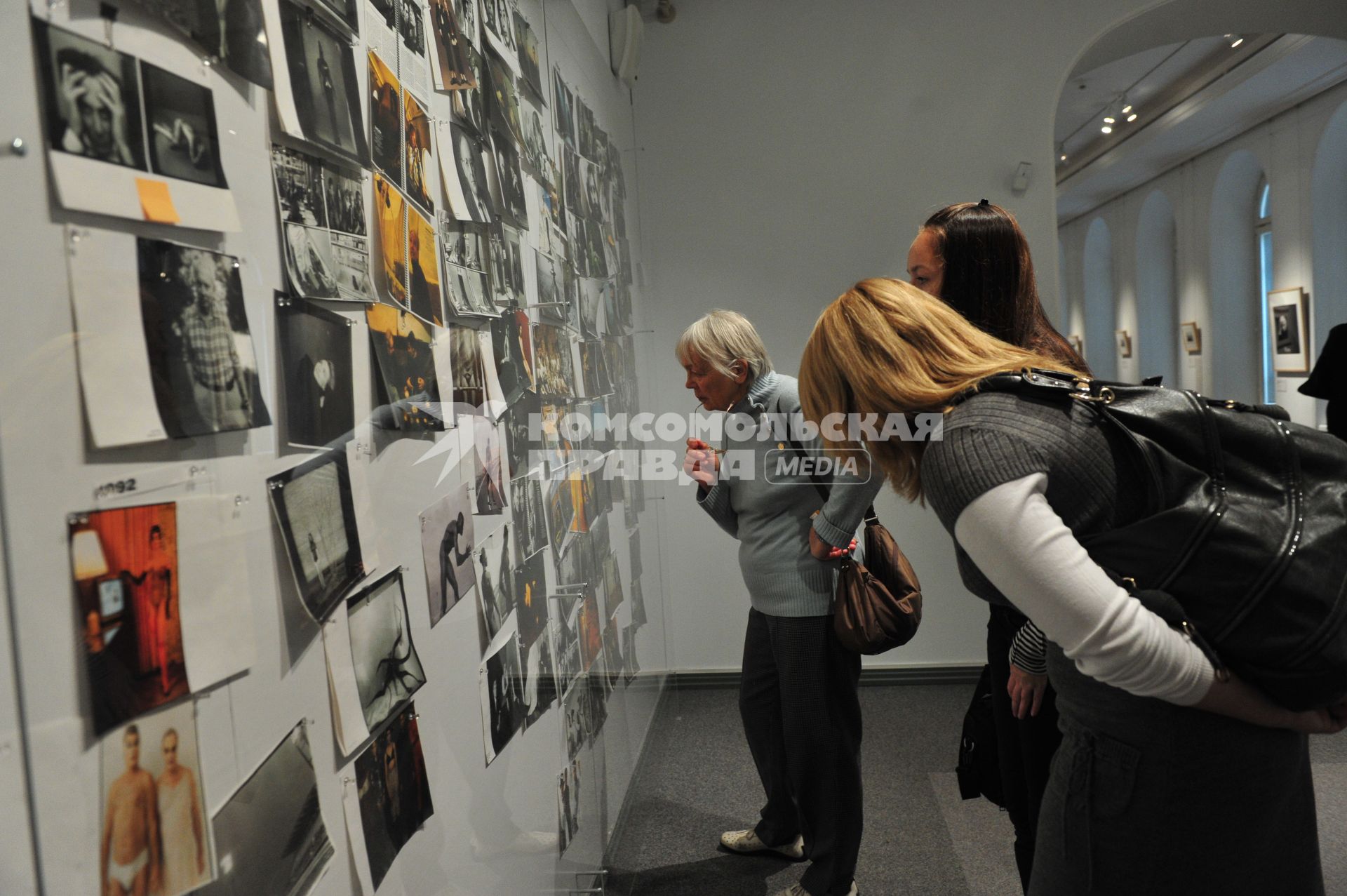 Выставка американского фотографа Анни Лейбовиц в Государственном музее изобразительных искусств им.Пушкина. На снимке: посетители выставки рассматривают работы фотографа. 14 октября  2011 года.