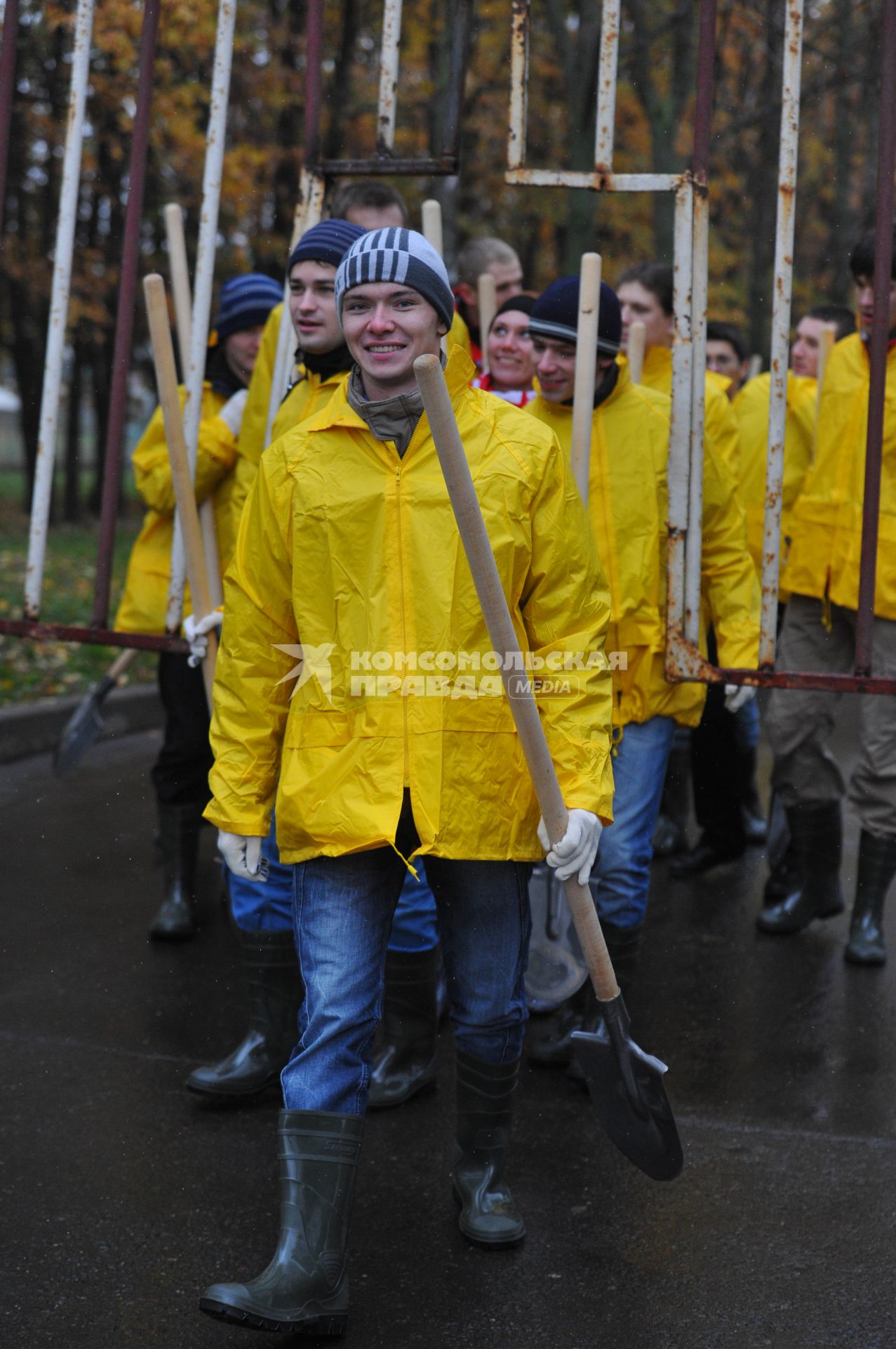 Садовники с инвентарем. 15 октября  2011 года.