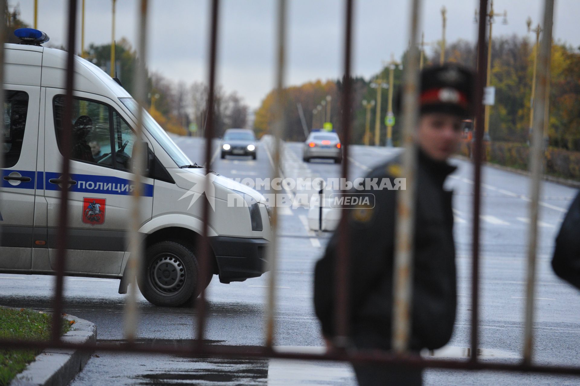 Автомобиль полиции. Полицейский. Забор. 15 октября  2011 года.