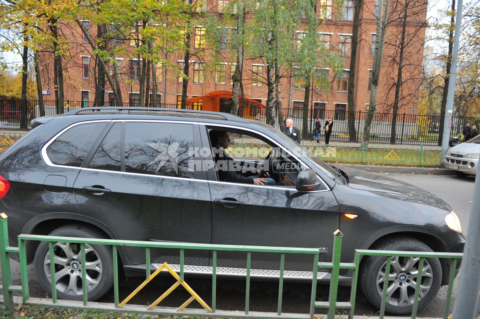 Дмитрий Дюжев сбил школьницу. На снимке: актер Дмитрий Дюжев  в автомобиле на месте ДТП. 17 октября 2011 года.