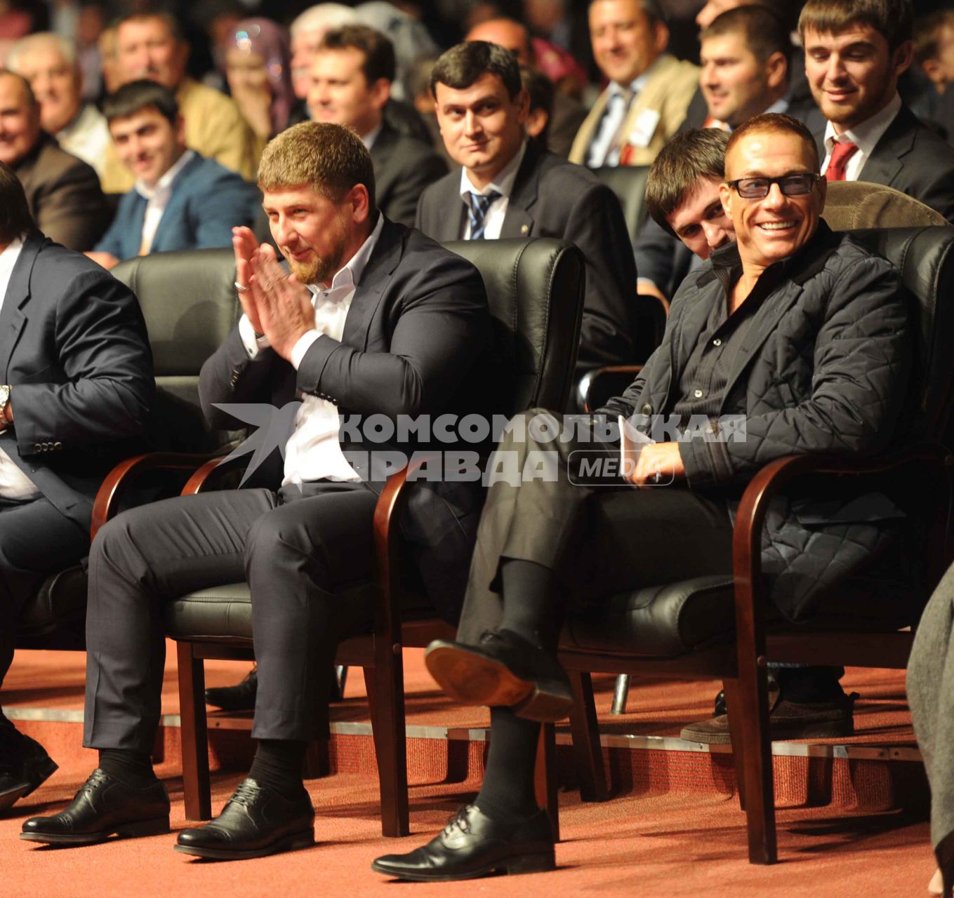 Глава Чечни Рамзан Кадыров и актер Жан-Клод Ван Дамм (слева направо) на праздничном концерте. 5 октября 2011 года.