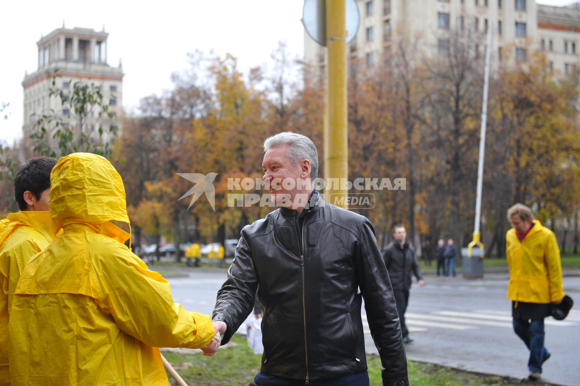 Мэр Москвы Сергей Собянин со студентами заложил на одной из аллей, расположенных у главного здания университета на Воробьевых горах, яблоневый сад. 15 октября 2011 года.