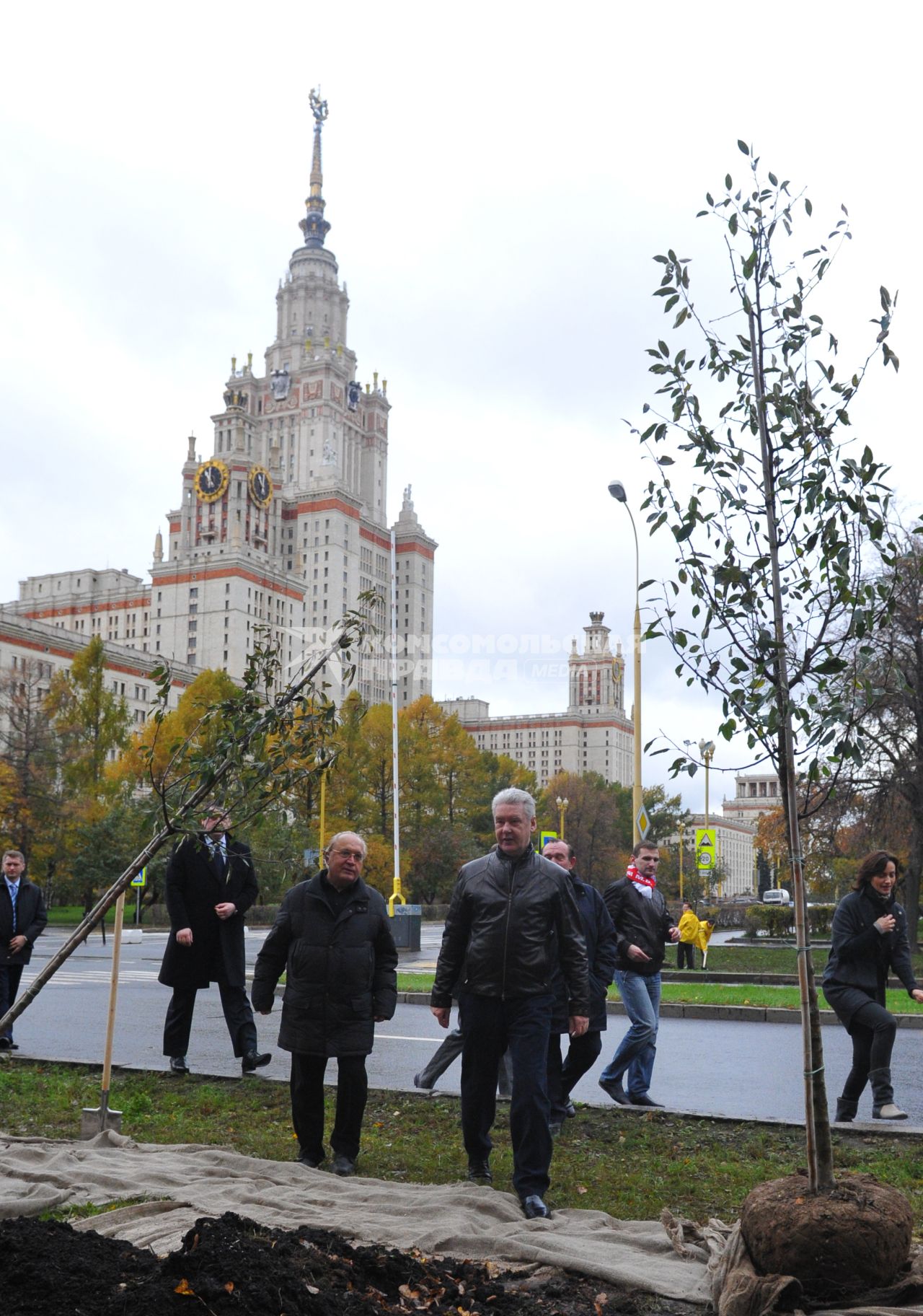 Мэр Москвы Сергей Собянин вместе с ректором МГУ Виктором Садовничим (слева) и студентами заложил на одной из аллей, расположенных у главного здания университета на Воробьевых горах, яблоневый сад. 15 октября 2011 года.