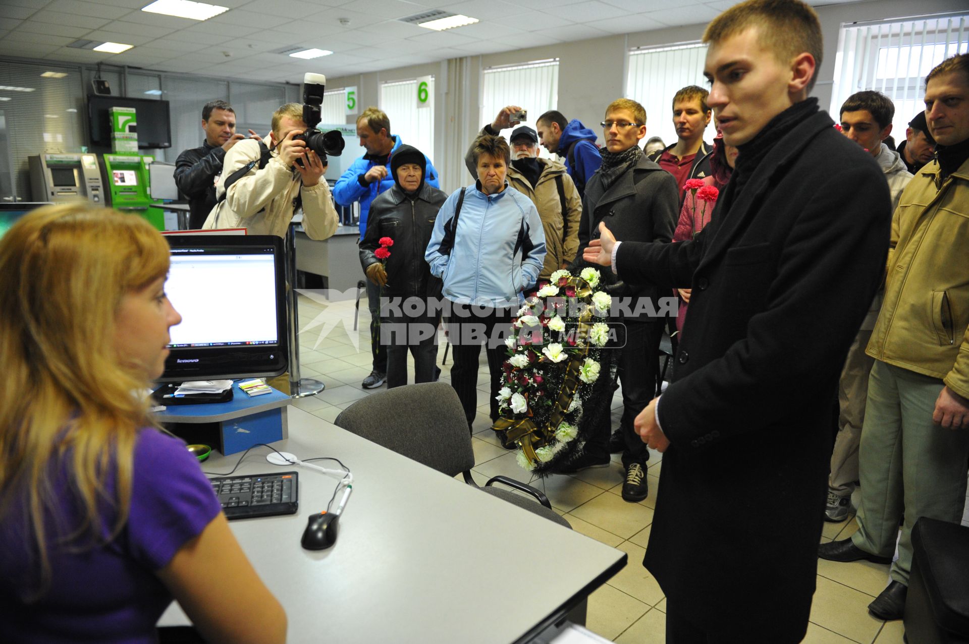 Улица Марксистская д.20. Акция вкладчиков МММ-2011. На снимке: похоронный венок от вкладчиков МММ-2011 в офисе Приватбанка. 15 октября 2011 года.